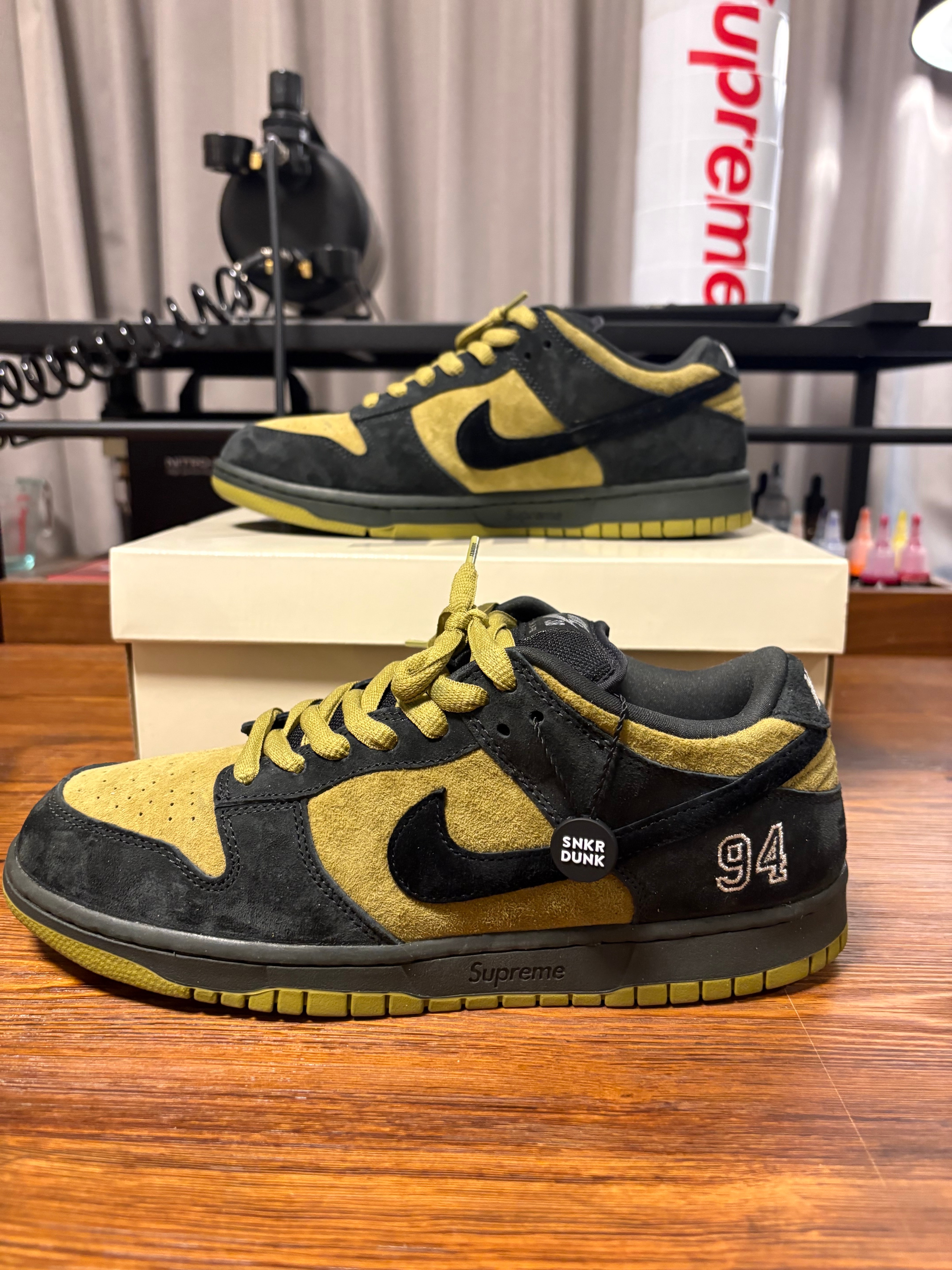 Supreme × Nike SB Dunk Low "Camper Green" (Asia Exclusive) (25FW Week2)