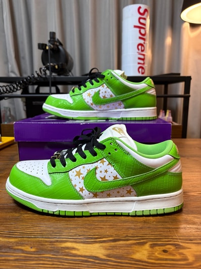 Supreme × Nike SB Dunk Low OG QS Gold Stars "White/Mean Green"