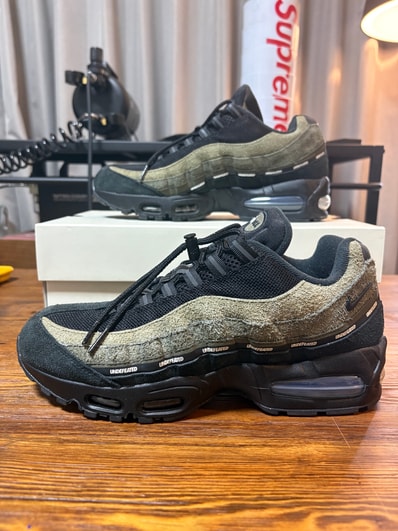 UNDEFEATED × Nike Air Max 95 "Medium Olive" (Serial Numbered/2000 pairs)