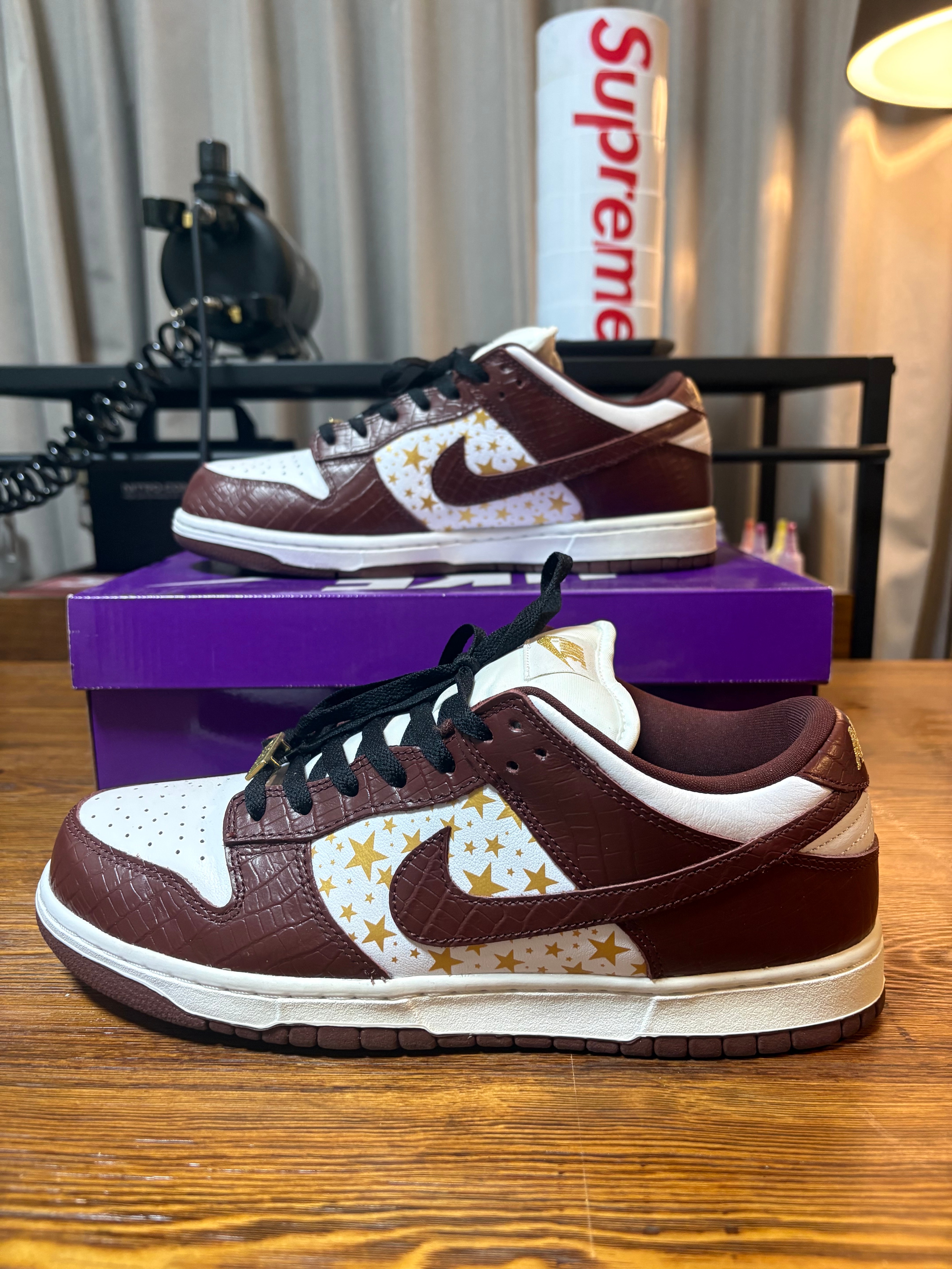 Supreme × Nike SB Dunk Low OG QS Gold Stars "White/Barkroot Brown"