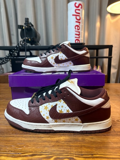 Supreme × Nike SB Dunk Low OG QS Gold Stars "White/Barkroot Brown"
