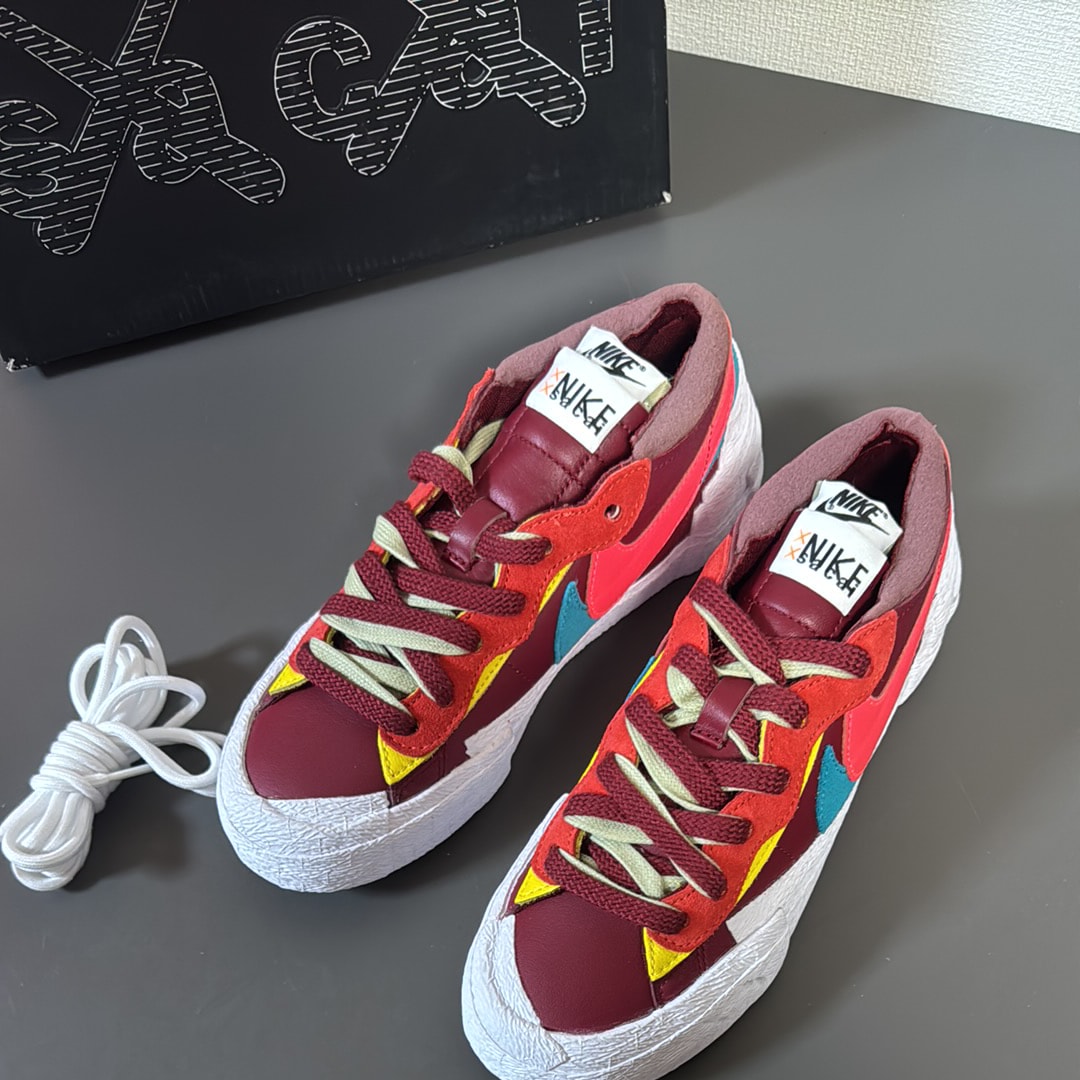 カウズ × サカイ × ナイキ ブレーザー ロー "チームレッド"