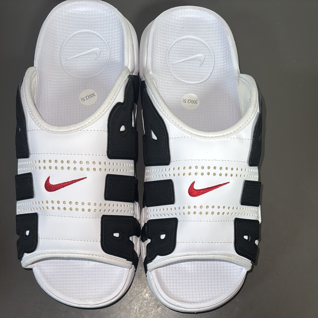 ナイキ エアモアアップテンポ スライド "ホワイト アンド ブラック"