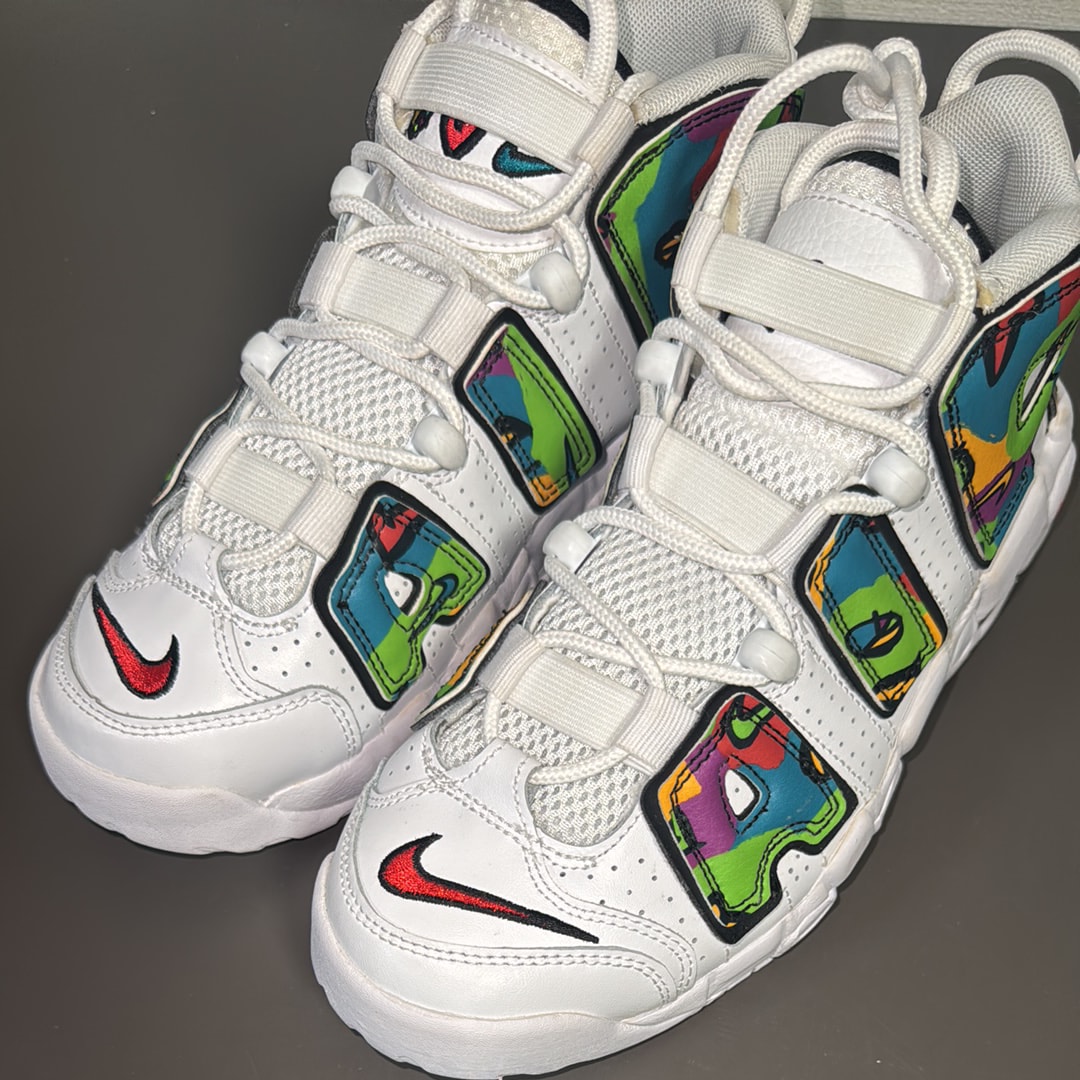 ナイキ GS エア モア アップテンポ "ピース ラブ スウッシュ"