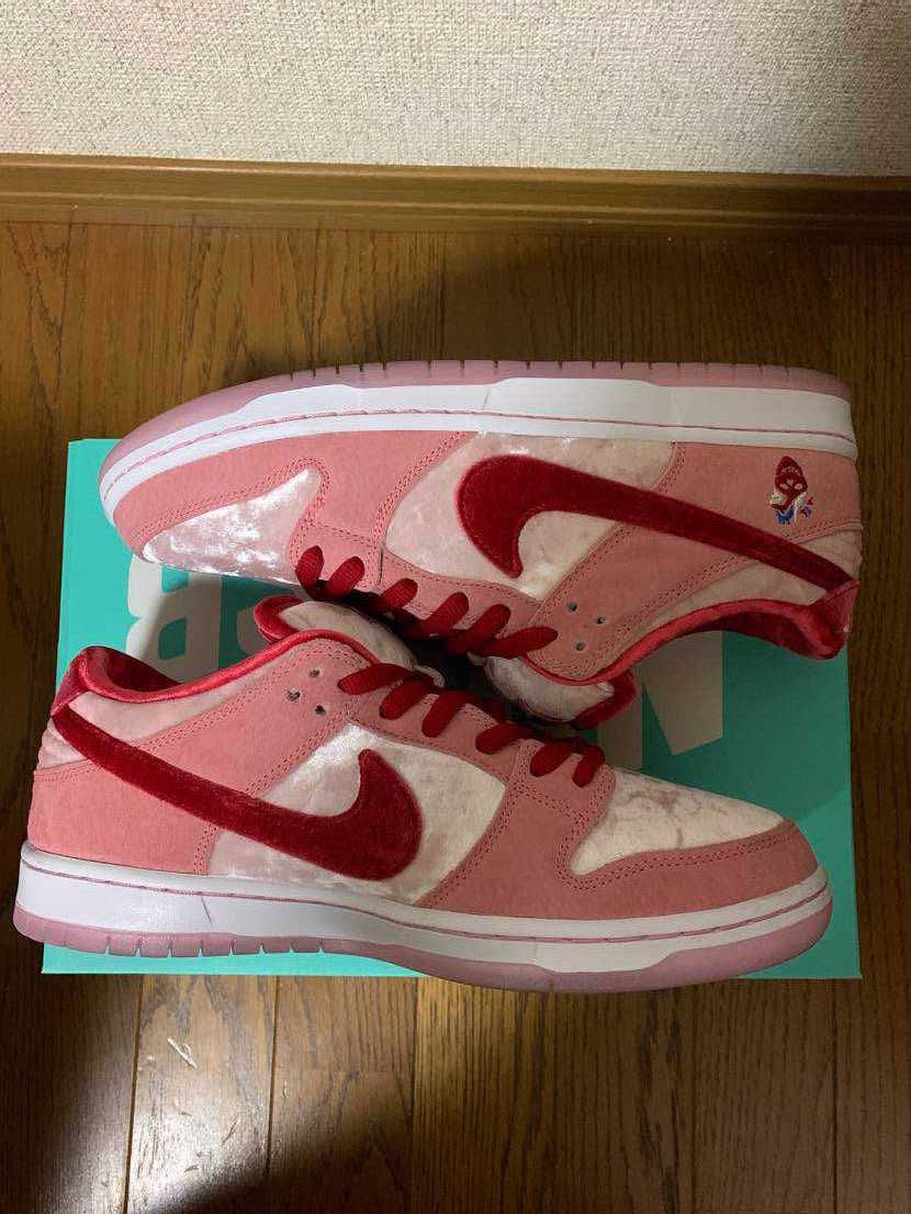 Strangelove × Nike SB Dunk Low "Valentine’s Day"