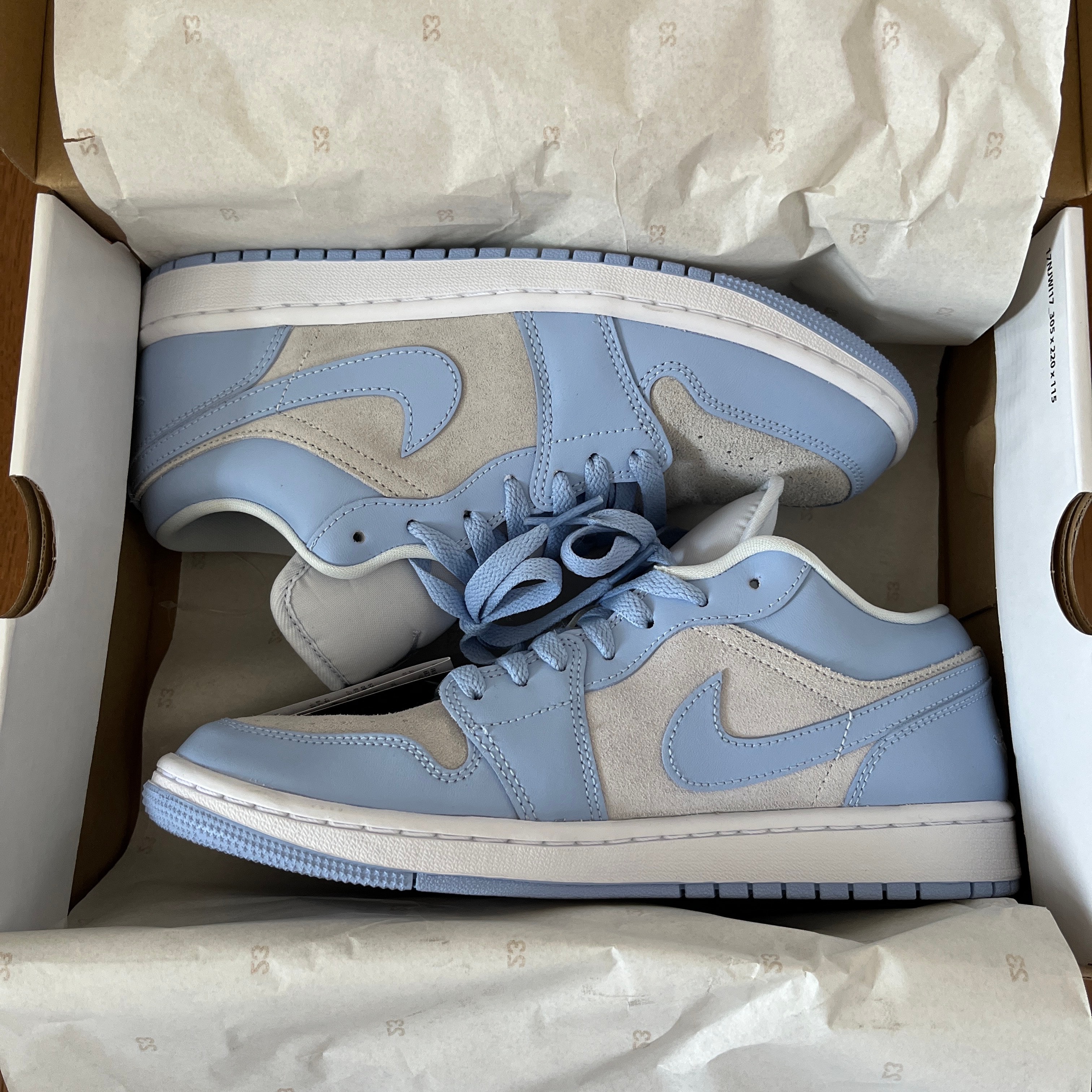 ナイキ ウィメンズ エアジョーダン1 ロー "フットボールグレー/アルミニウム/ホワイト"