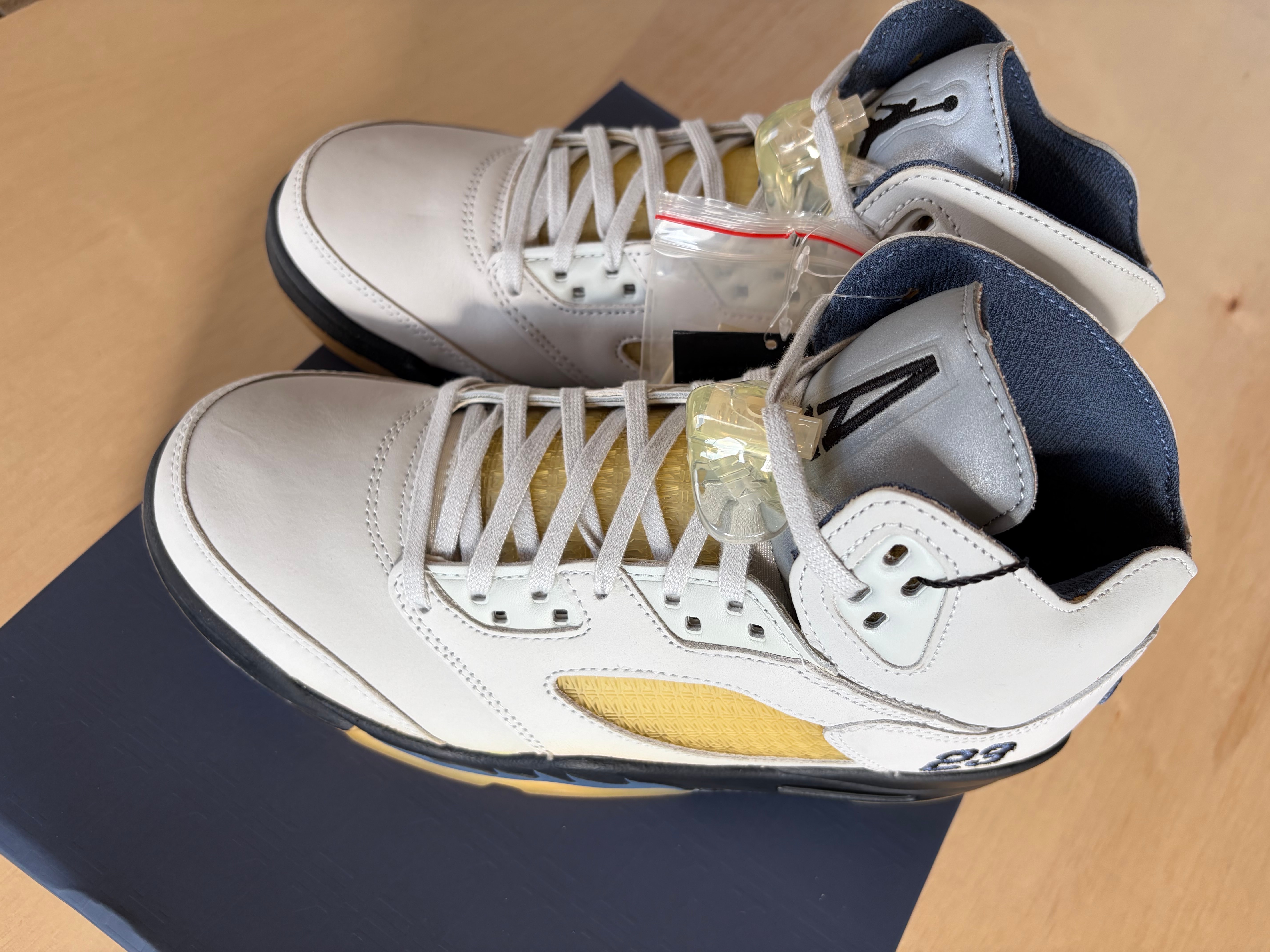 アママニエール × ナイキ ウィメンズ エアジョーダン5 レトロ SP "ドーン"