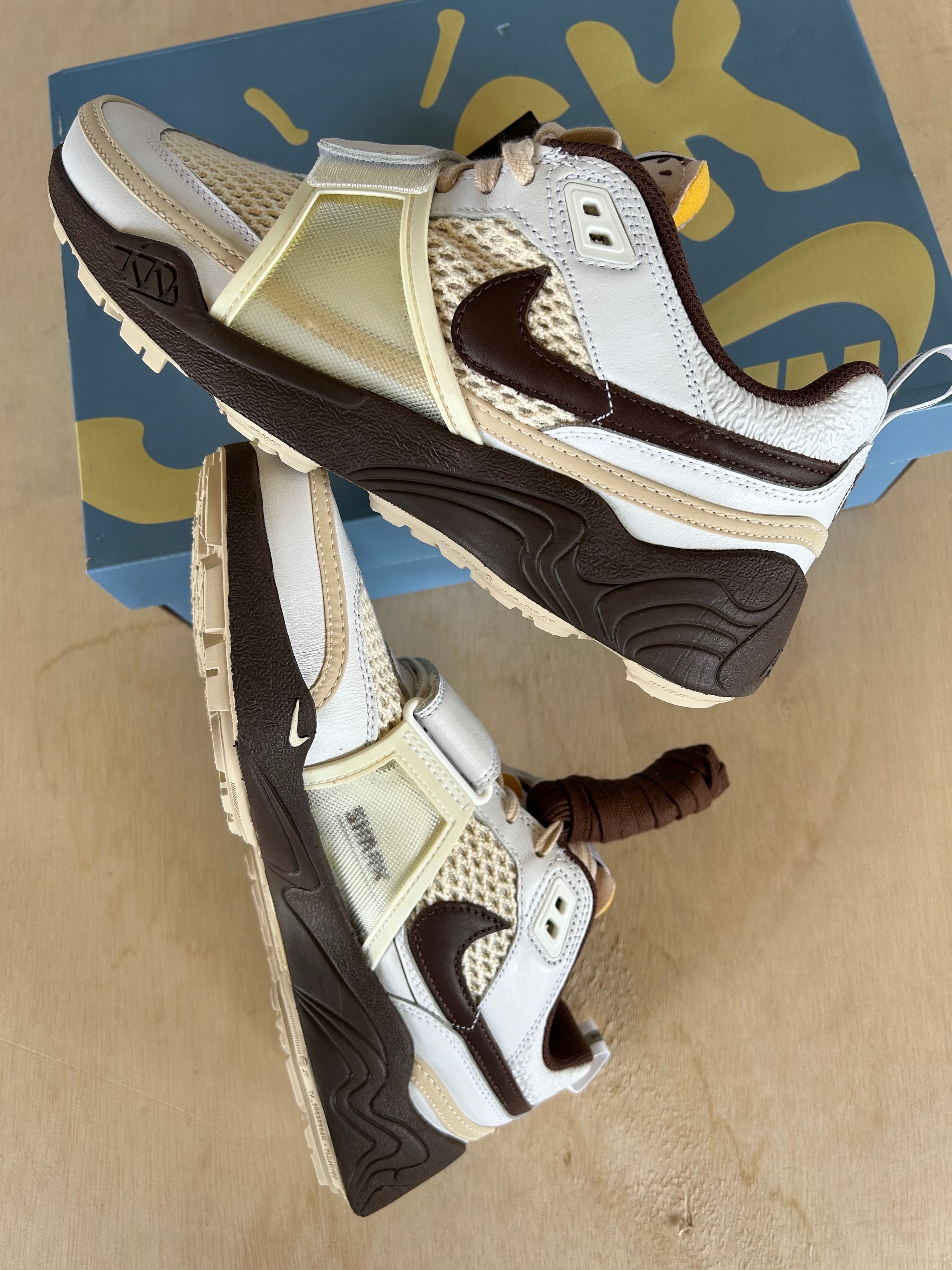 Travis Scott × Nike Zoom Field Jaxx "White and Light Chocolate"