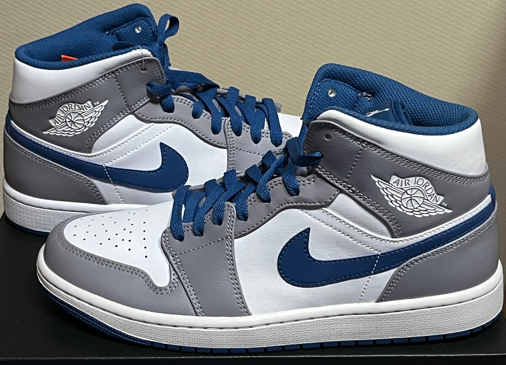 Nike Air Jordan 1 Mid "True Blue"