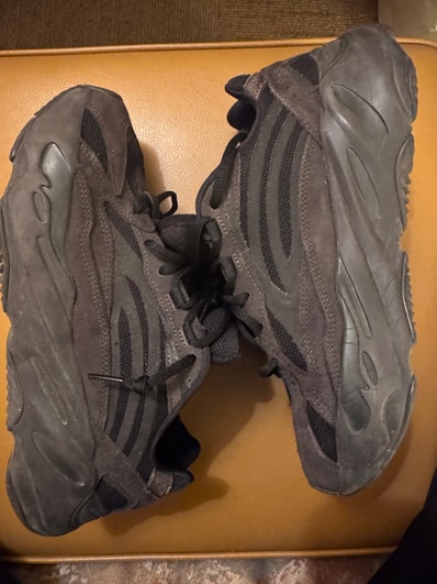 adidas YEEZY BOOST 700 V2 "Vanta"