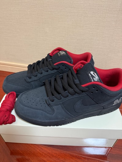 Supreme × Nike SB Dunk Low "Black" (25FW Week2)