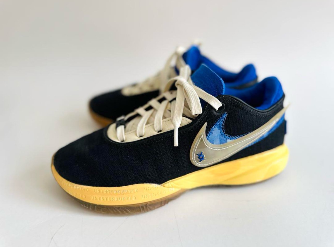 アンインターラプテッド × ナイキ レブロン20 "スピーク ユア トゥルース" (FN0941-001/FN0942-001)