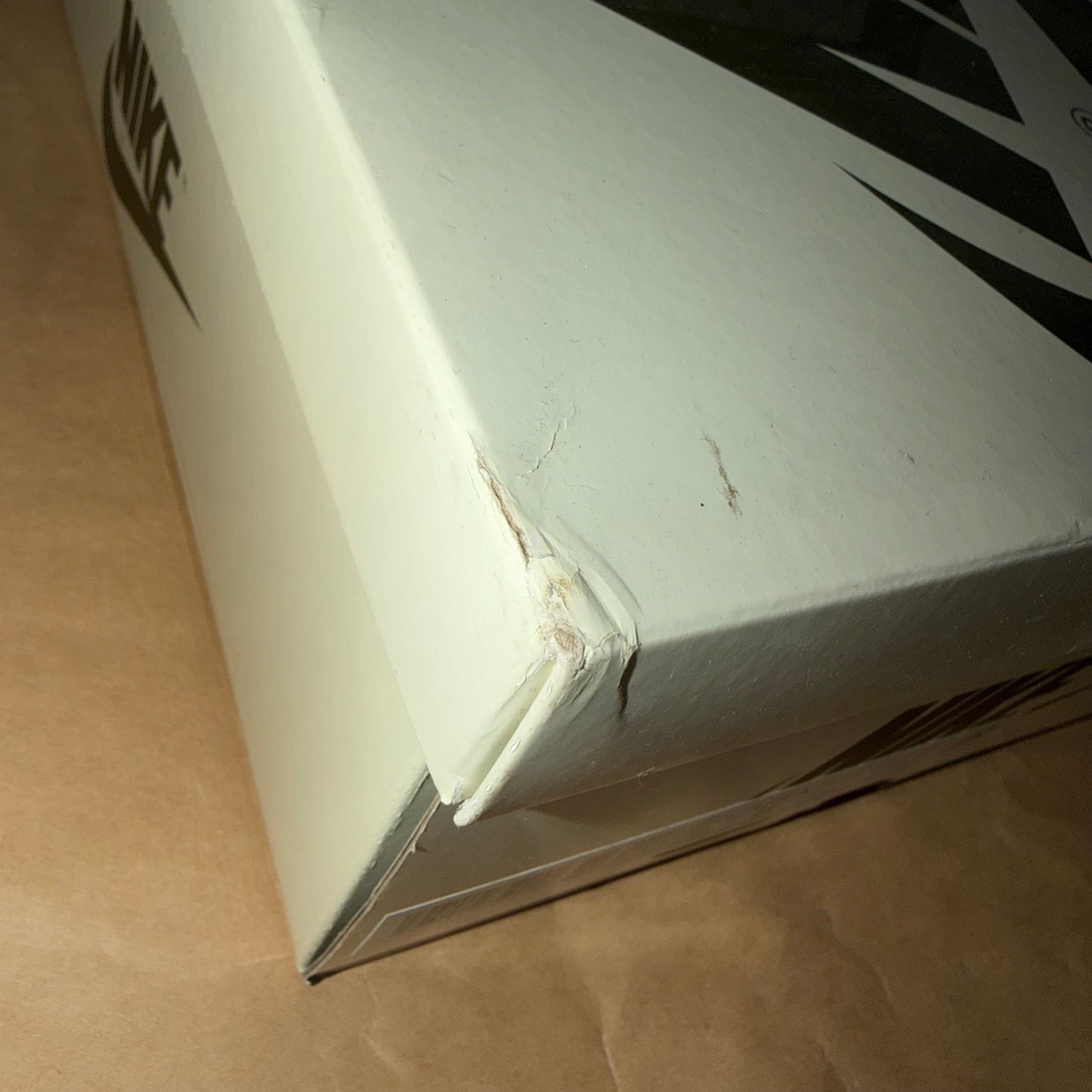 トラヴィススコット × ナイキ ウィメンズ エアジョーダン1 ロー OG "ミディアム オリーブ"