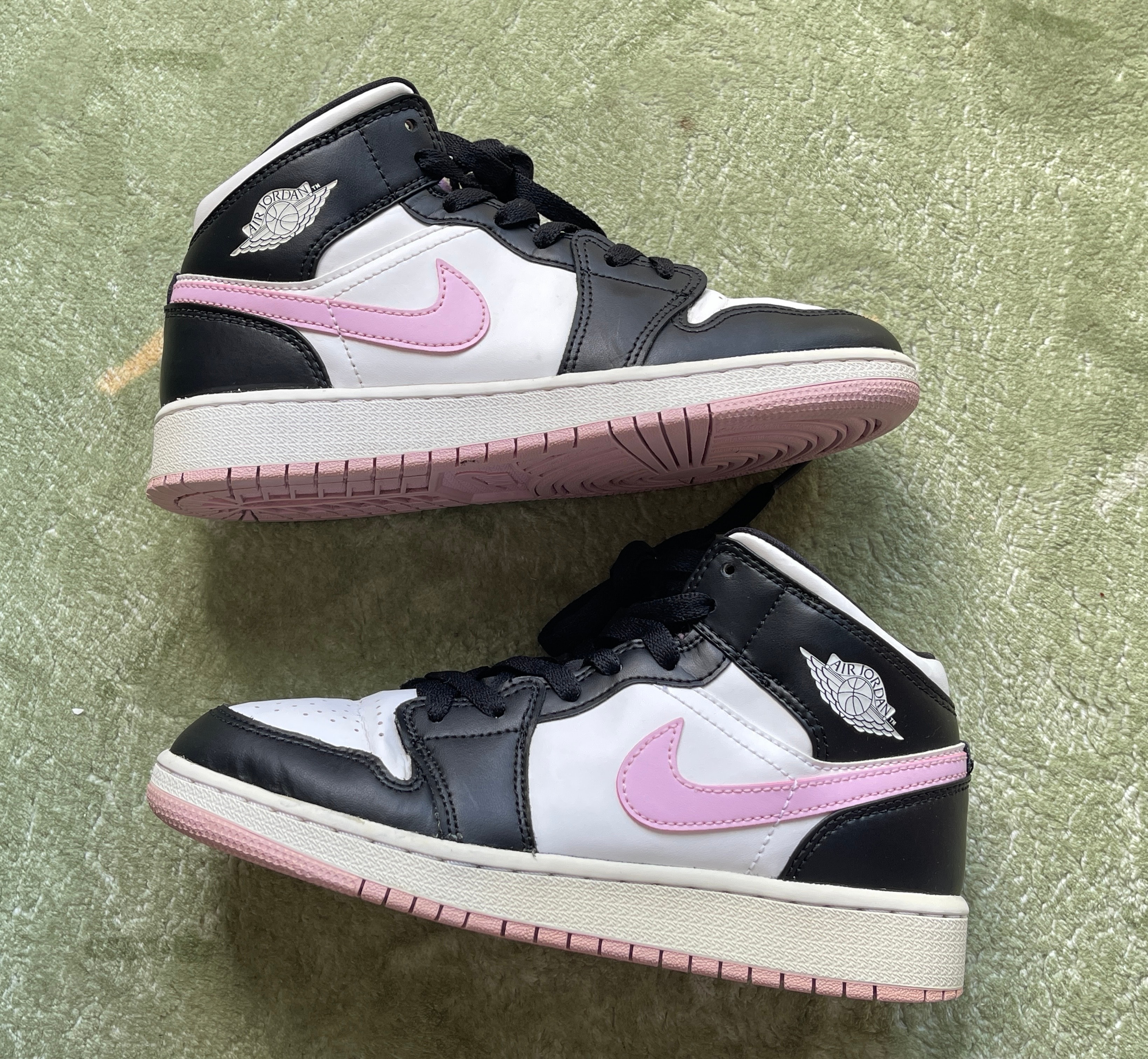 Nike GS Air Jordan 1 Mid "White/Black/Light Arctic Pink"