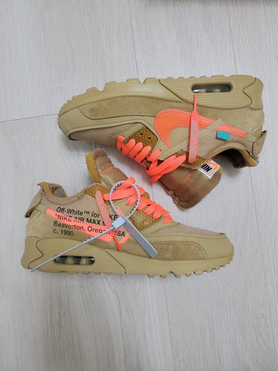 オフホワイト × ナイキ エアマックス90 "デザートオレ"