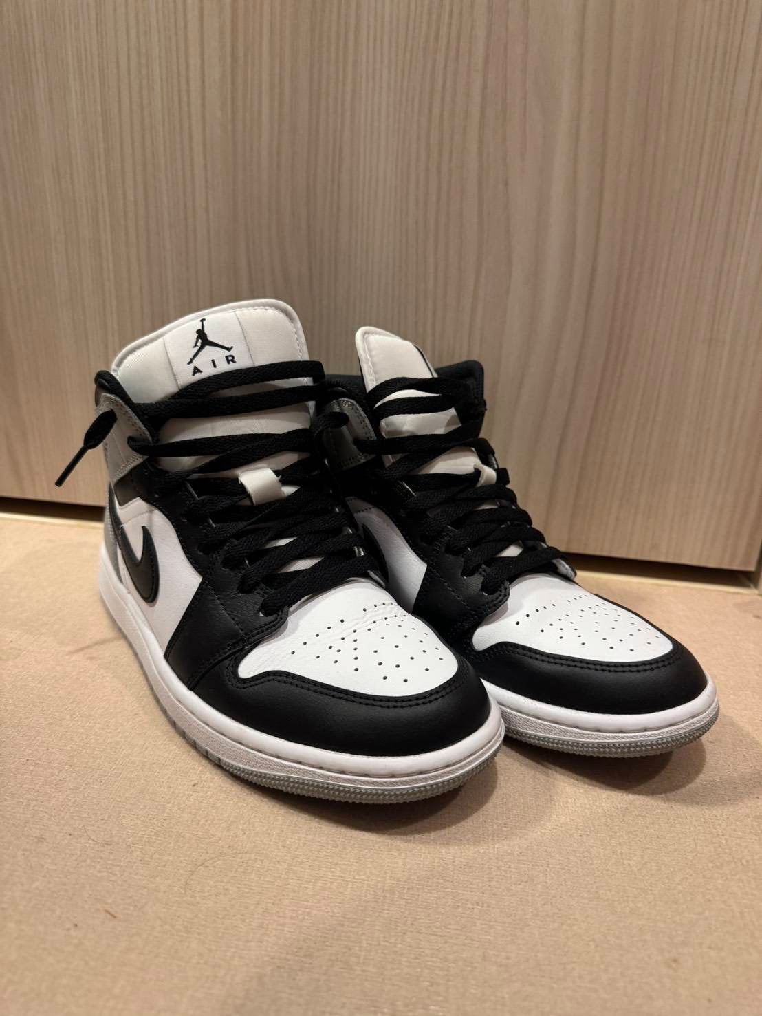 Nike Air Jordan 1 Mid "Light Smoke Grey/White/Black"