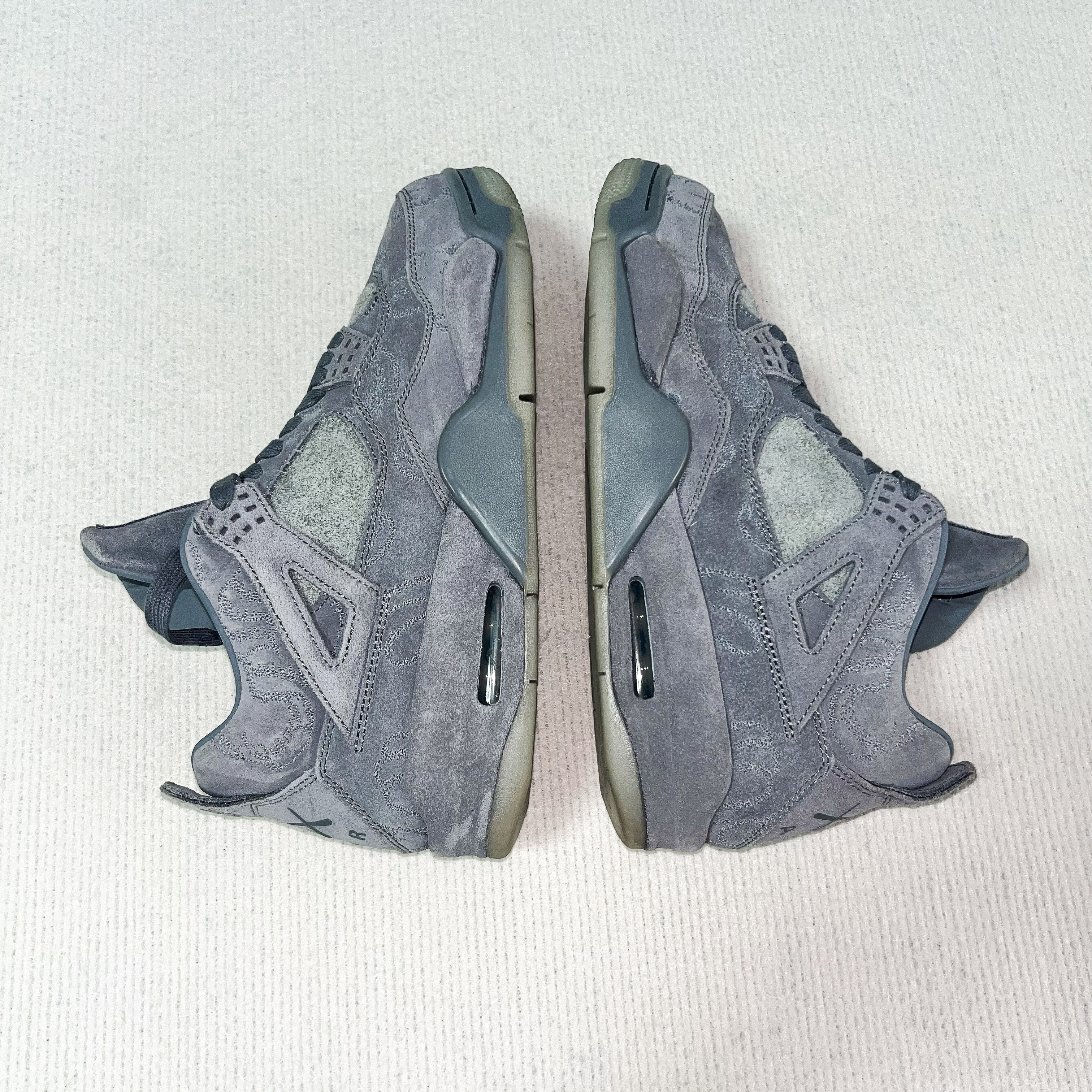 カウズ × ナイキ エアジョーダン4 レトロ "グレー"