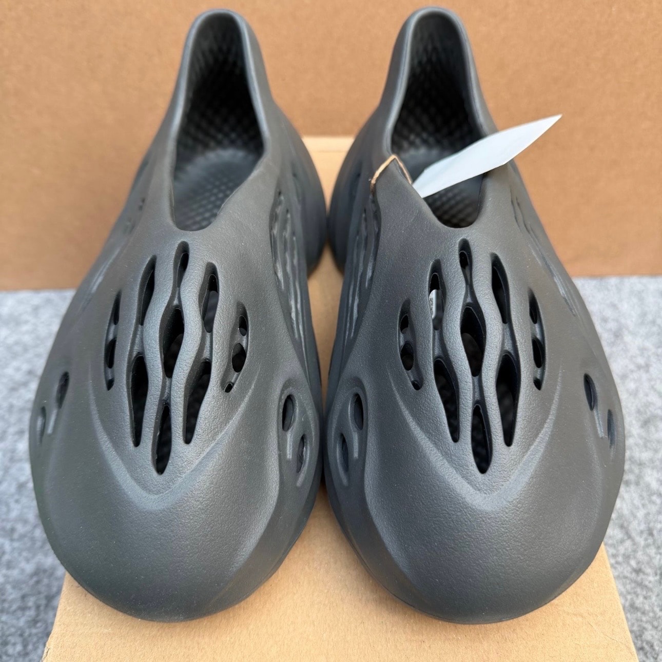 アディダス イージー フォームランナー "カーボン"