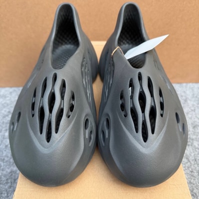adidas YEEZY Foam Runner "Carbon"