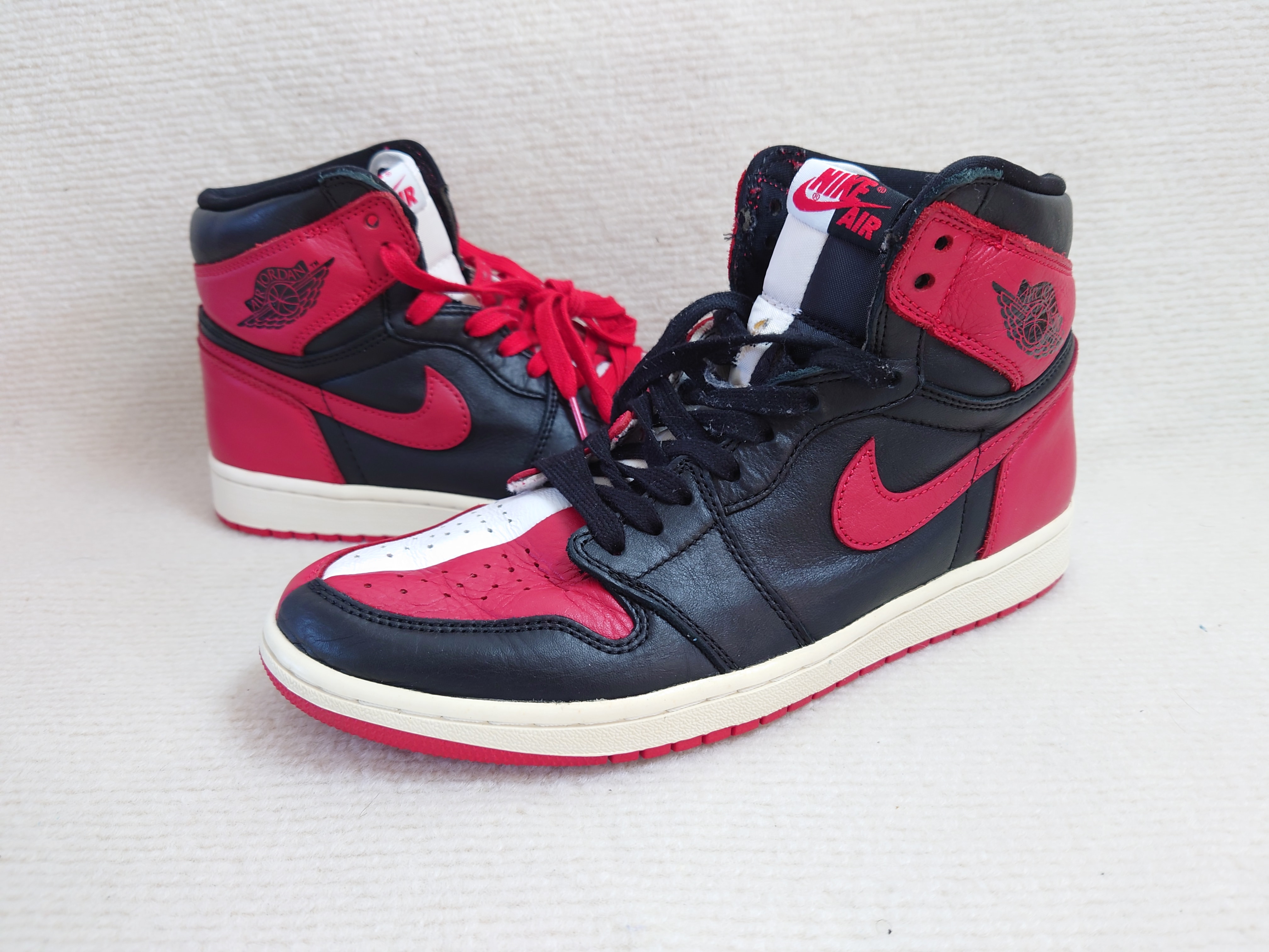 ナイキ エアジョーダン1 レトロ ハイ "オマージュ・トゥ・ホーム"