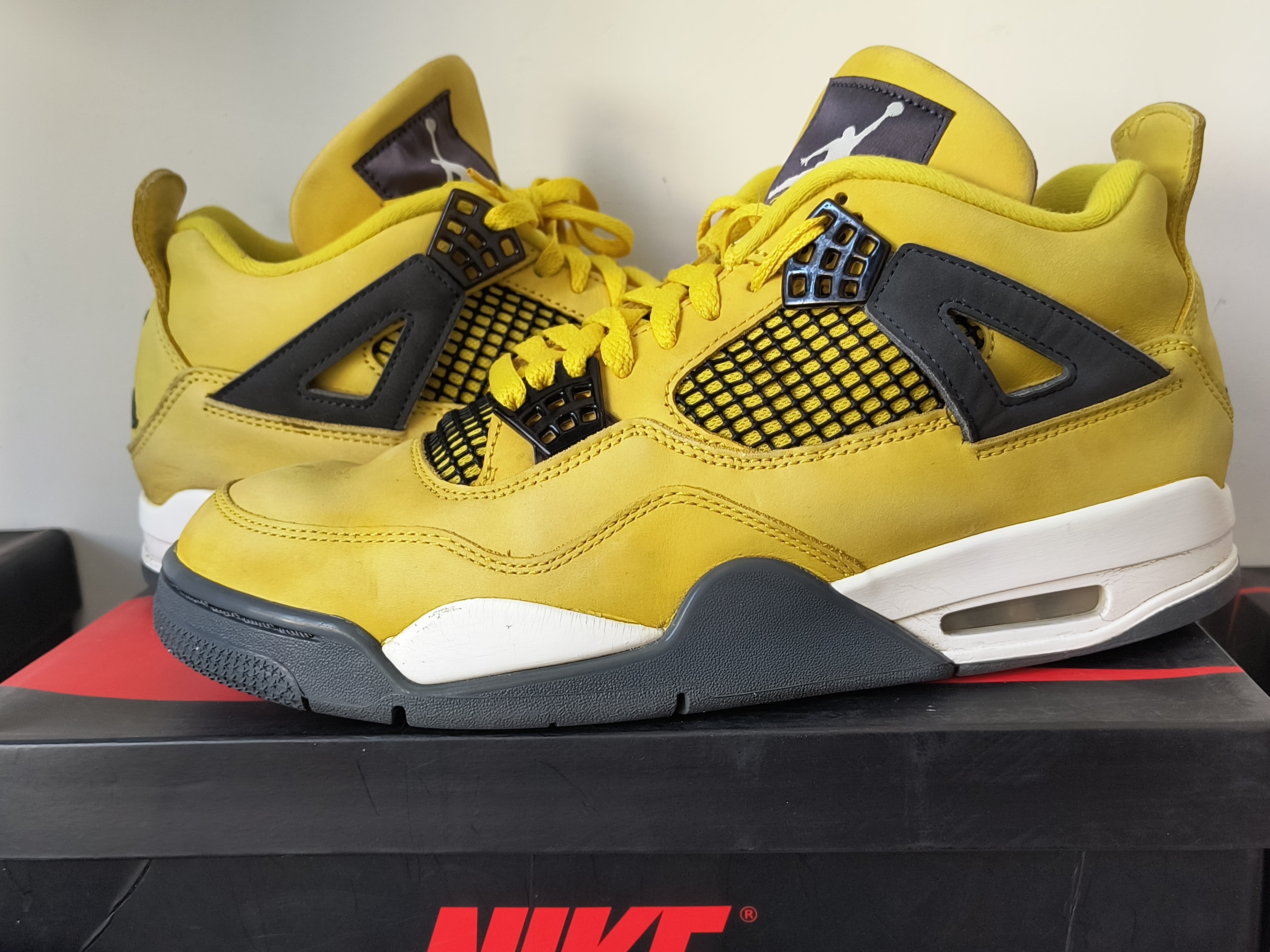 ナイキ エアジョーダン4 "ツアーイエロー"