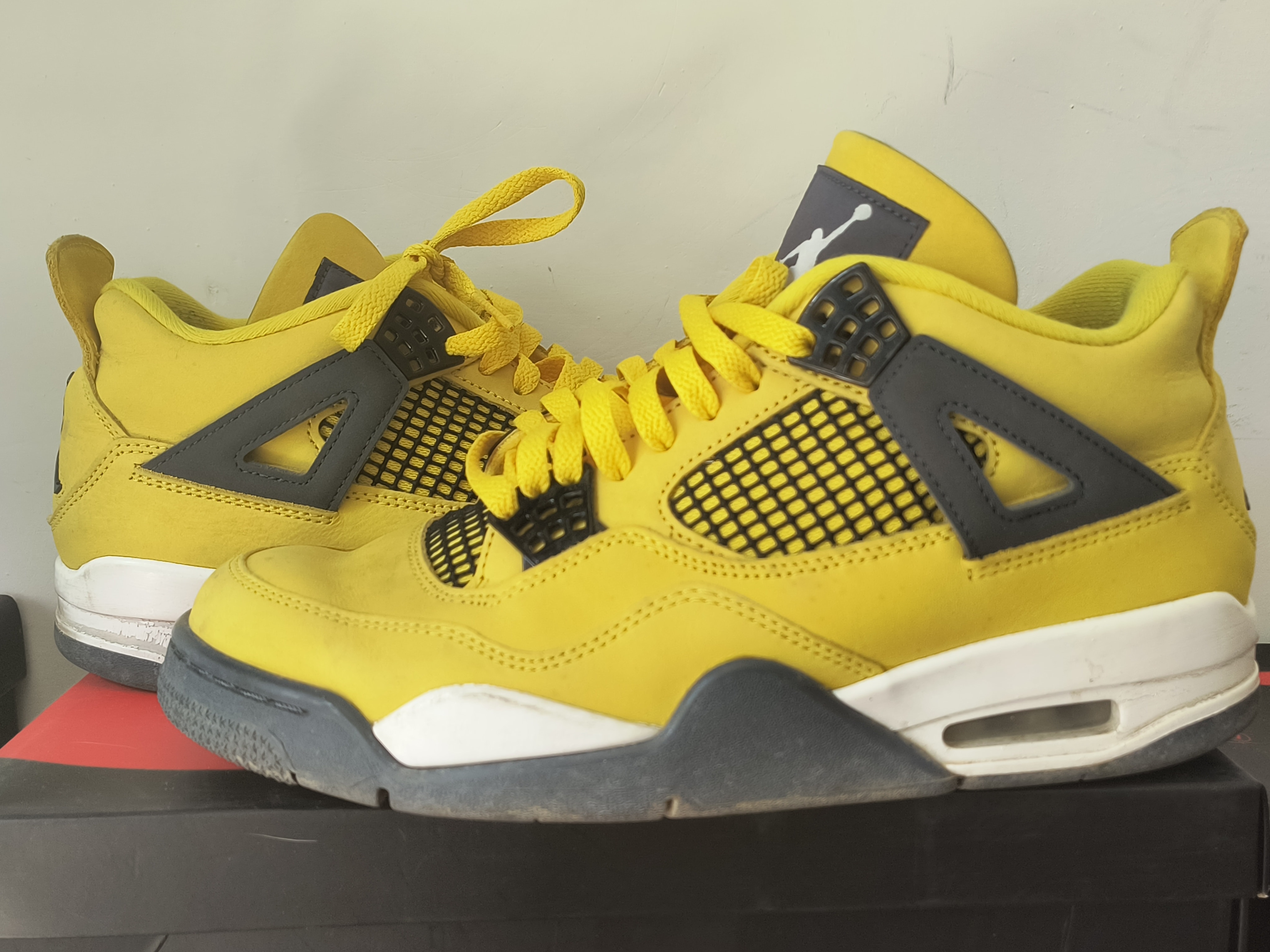 ナイキ エアジョーダン4 "ツアーイエロー"