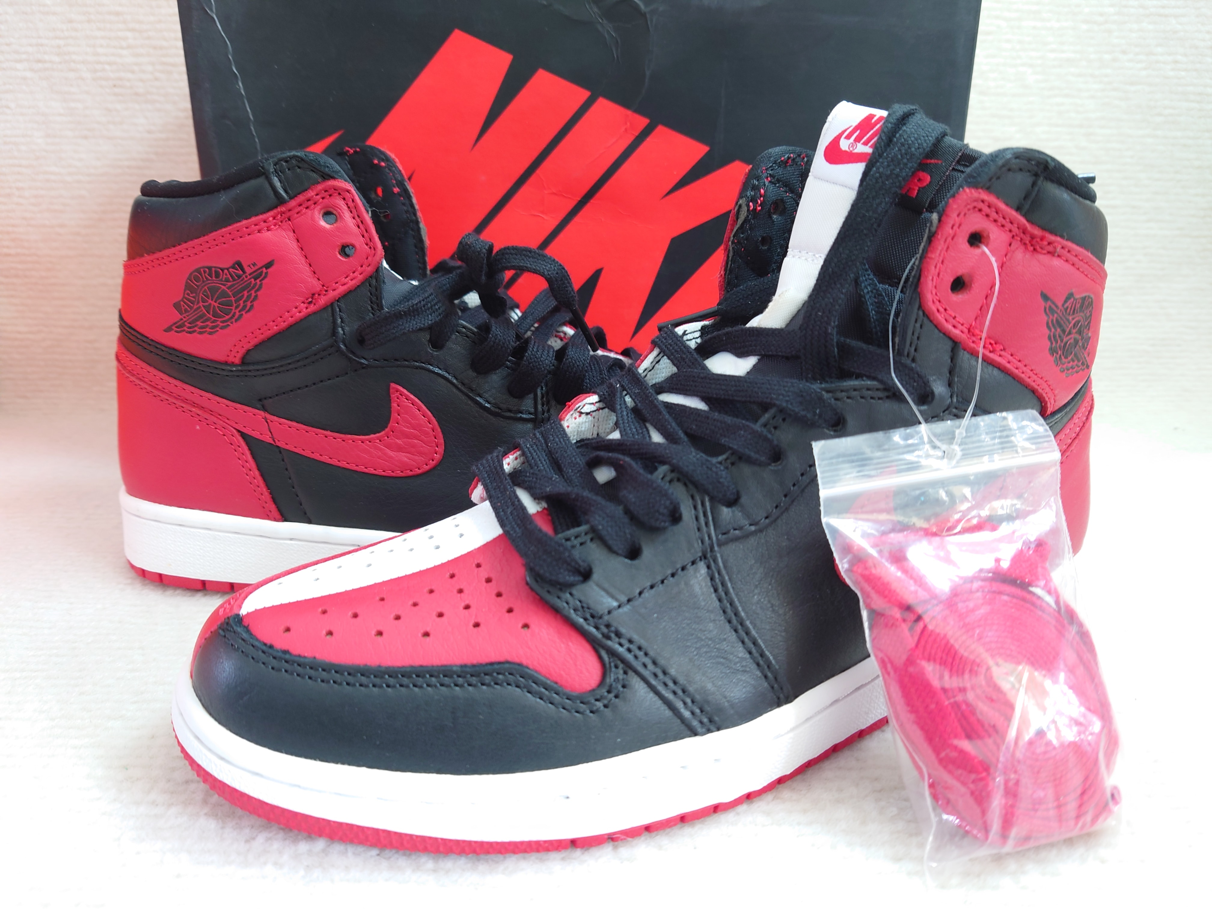 ナイキ エアジョーダン1 レトロ ハイ OG "オマージュ・トゥ・ホーム"