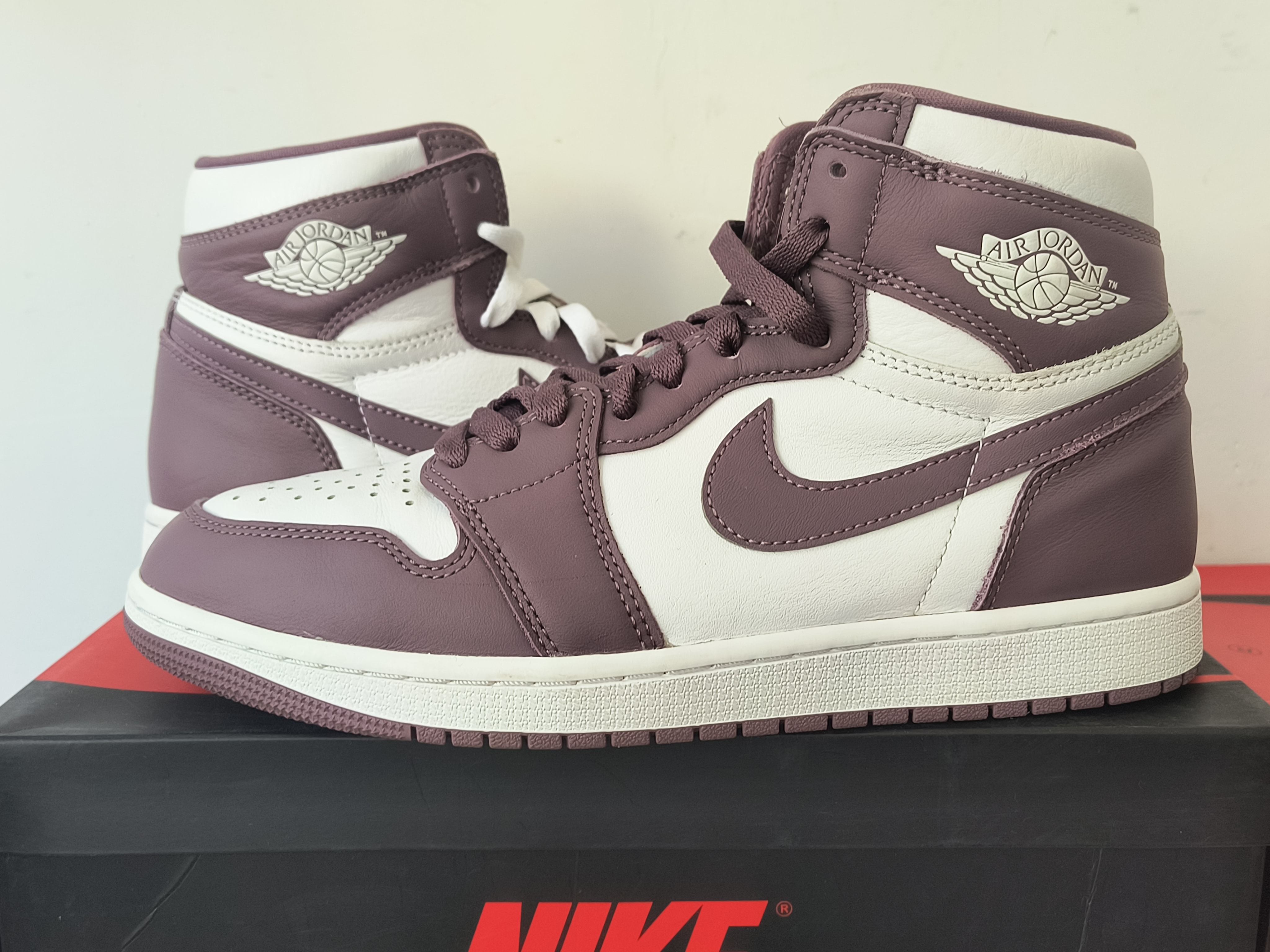 ナイキ エアジョーダン1 レトロ ハイ OG "モーブ"