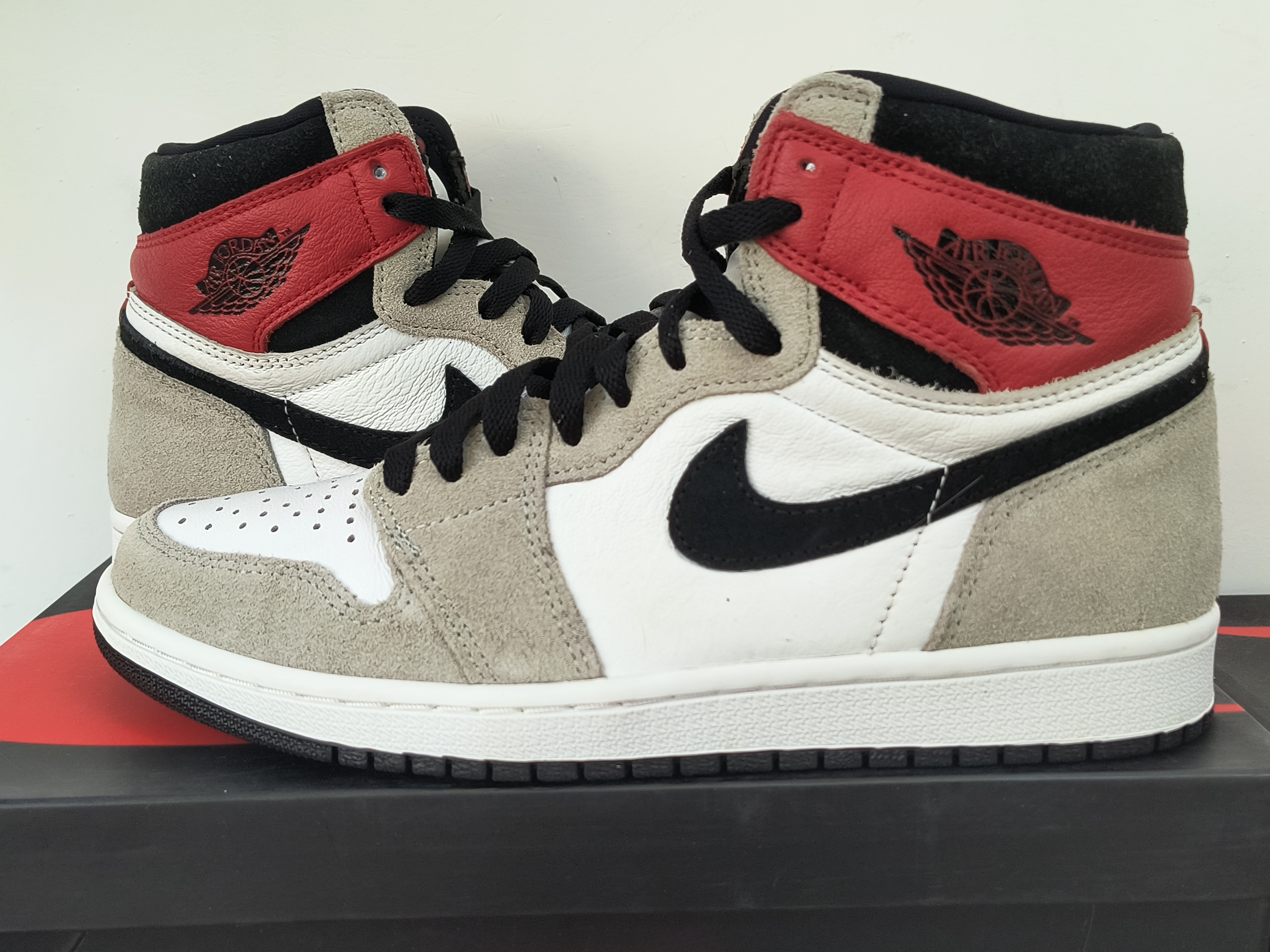 ナイキ エアジョーダン1 ハイ OG "ホワイト/ブラック/ライトスモークグレー"