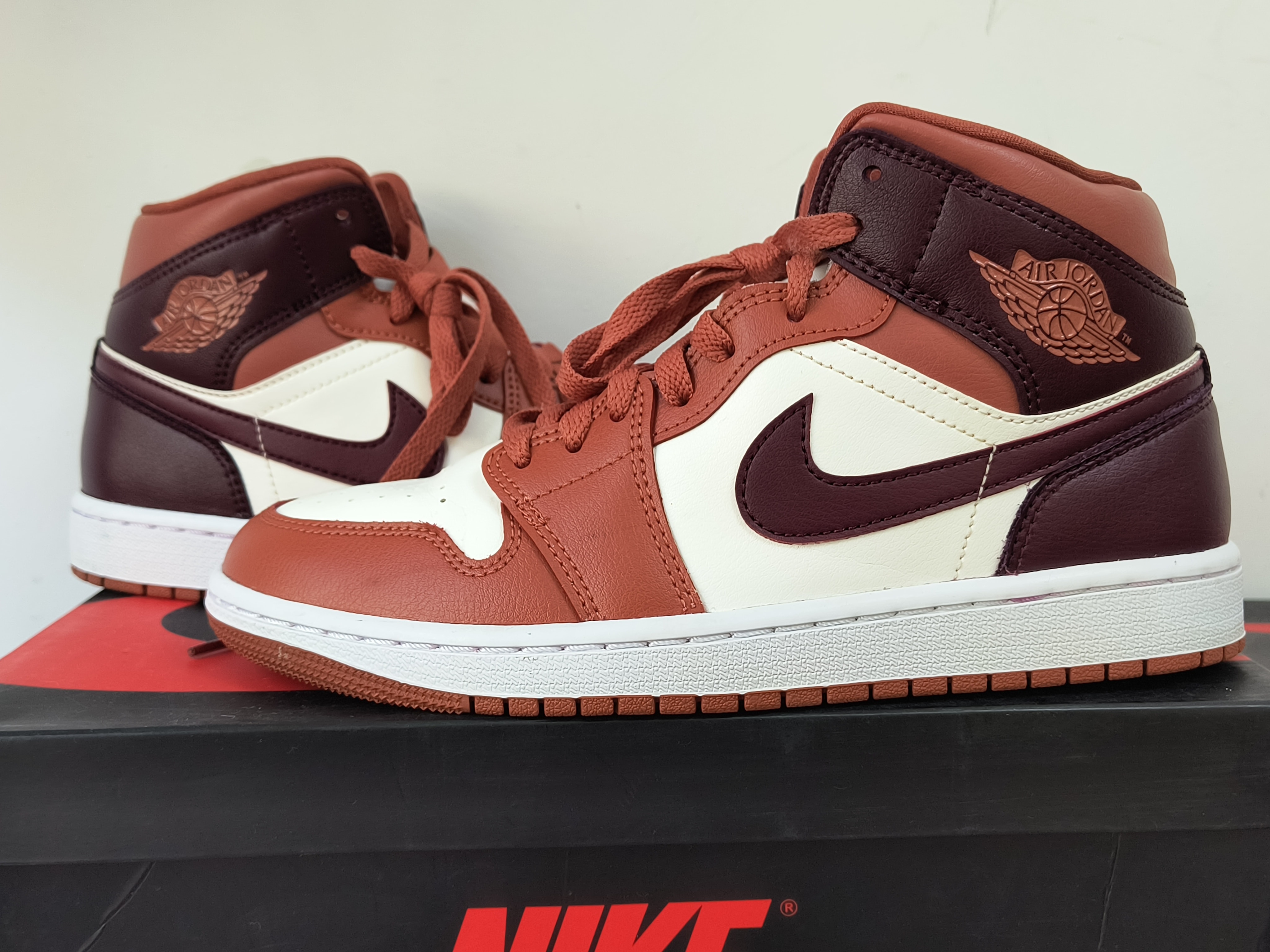 ナイキ ウィメンズ エアジョーダン1 ミッド "ダスティーピーチ/セイル/ホワイト"