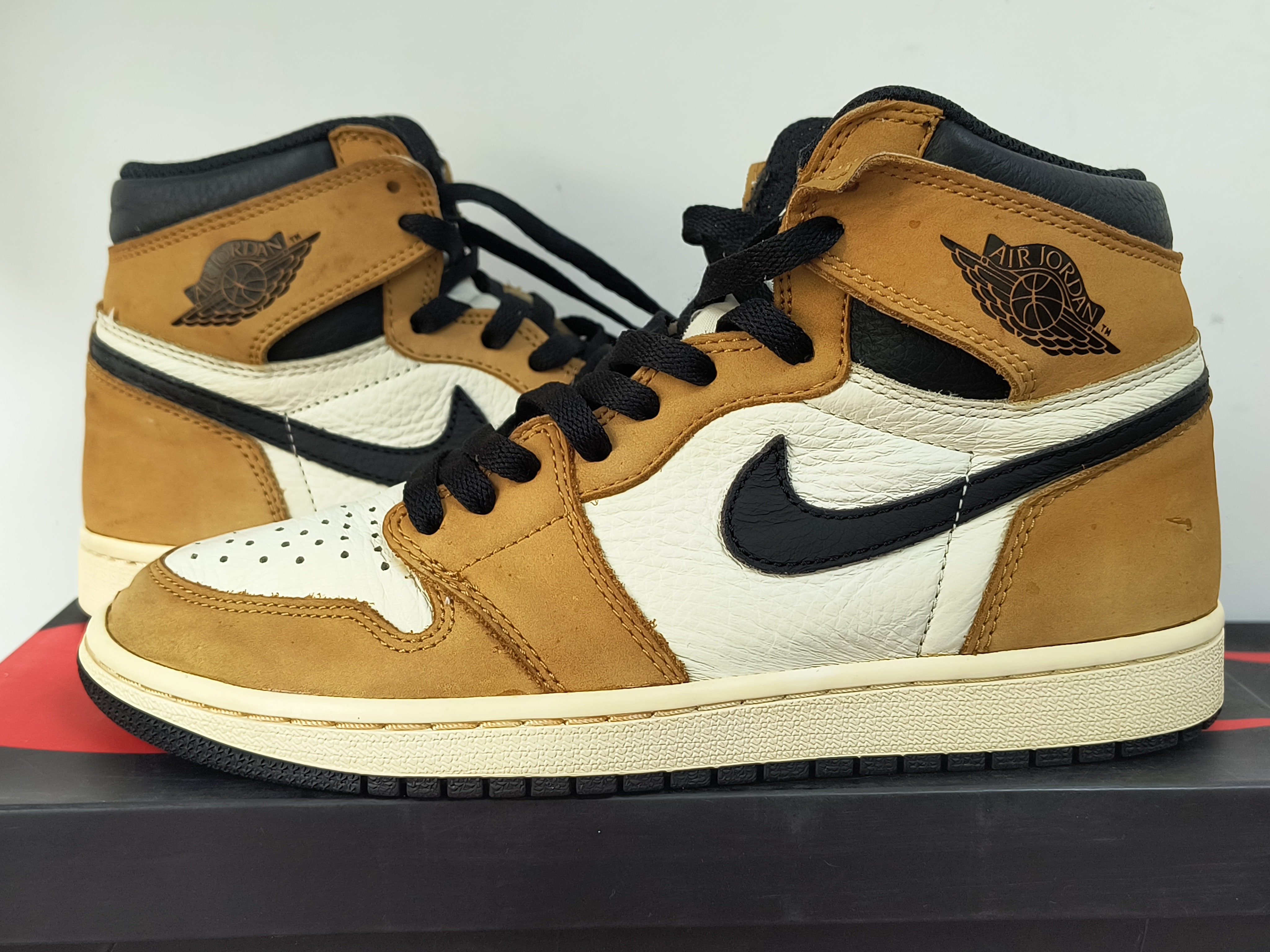 ナイキ エアジョーダン1 レトロ ハイ OG "ルーキー オブ ザ イヤー"
