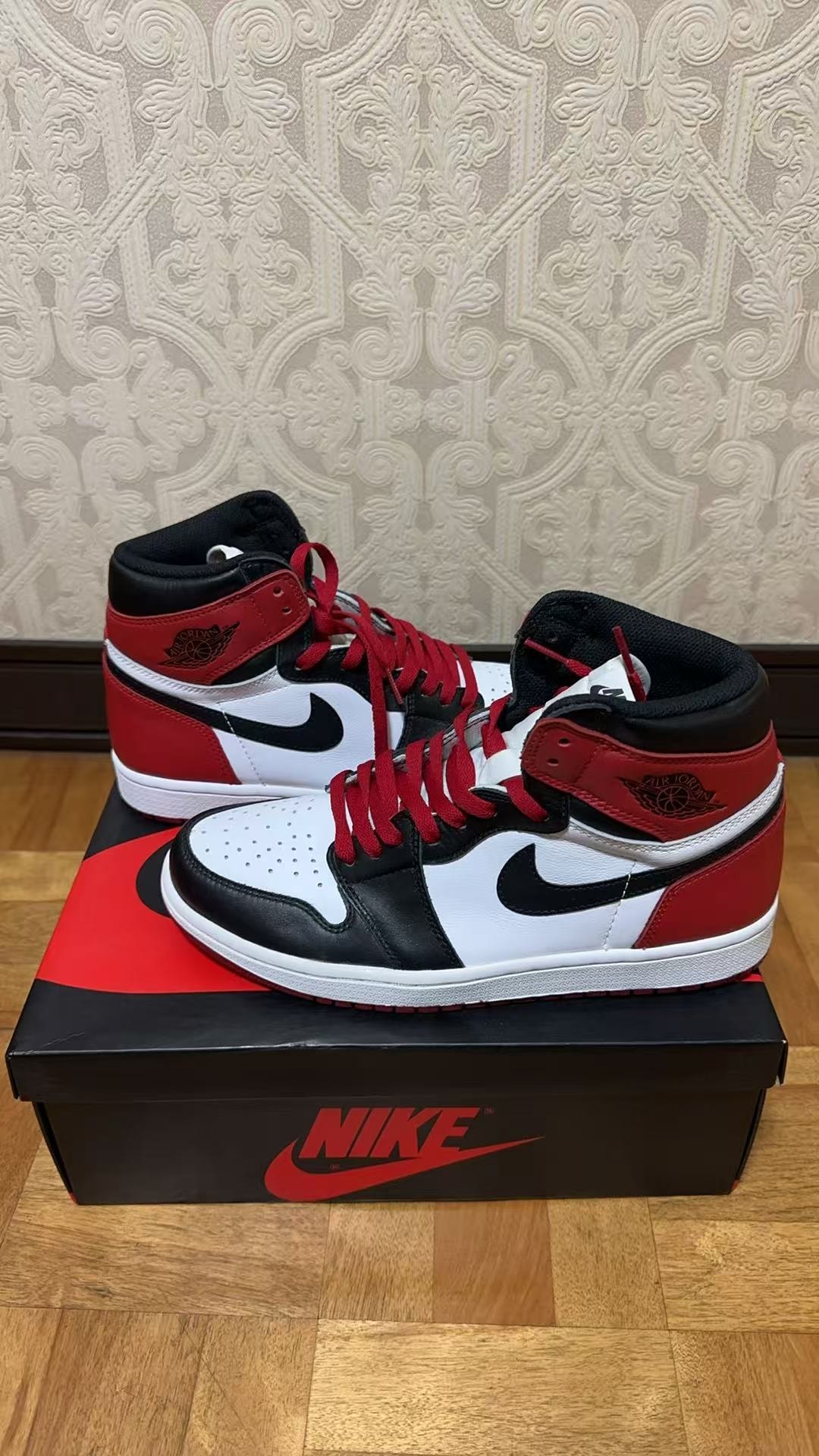 Nike Air Jordan 1 Retro High OG "Black Toe"
