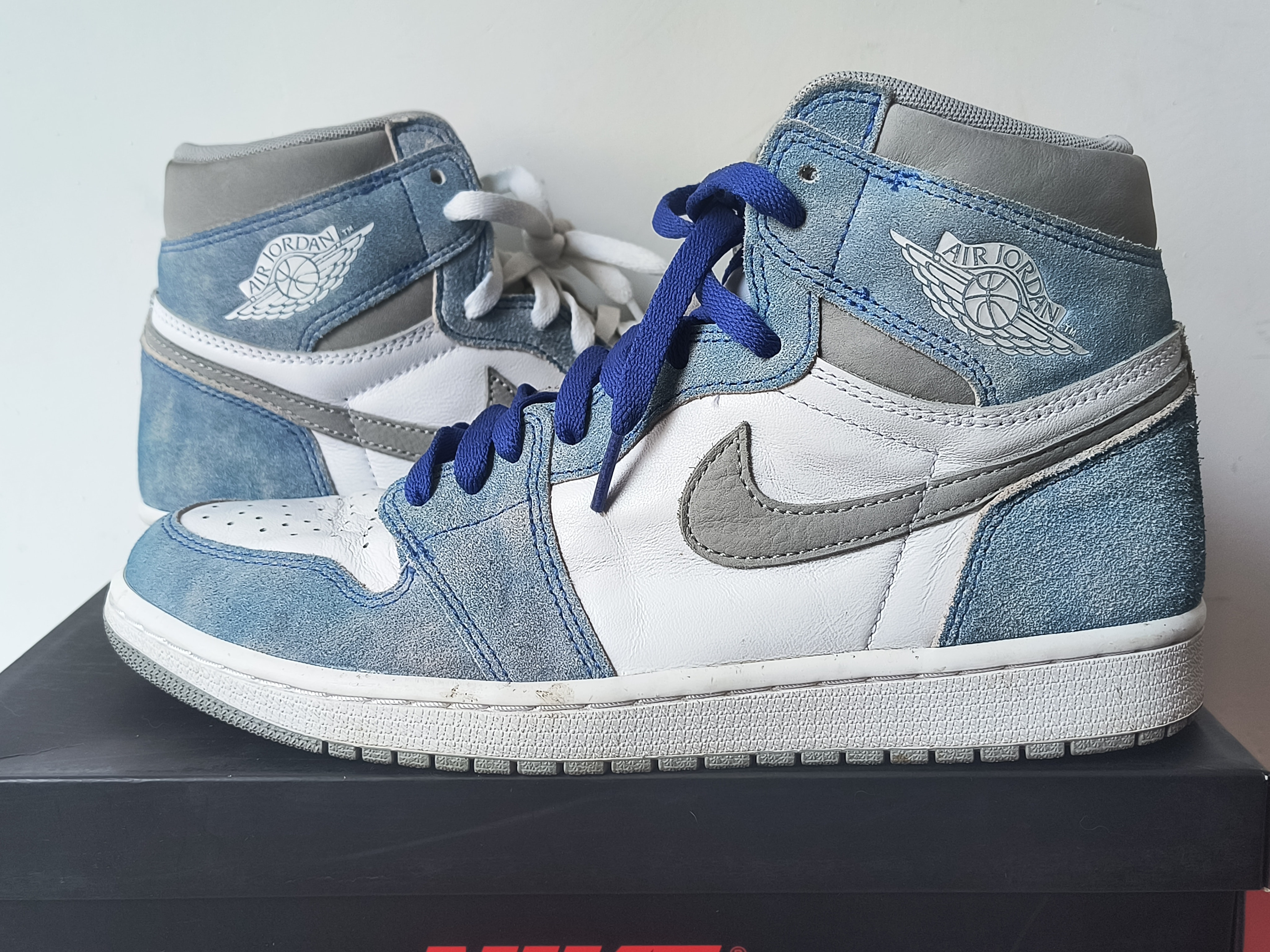 Nike Air Jordan 1 High OG "Hyper Royal"