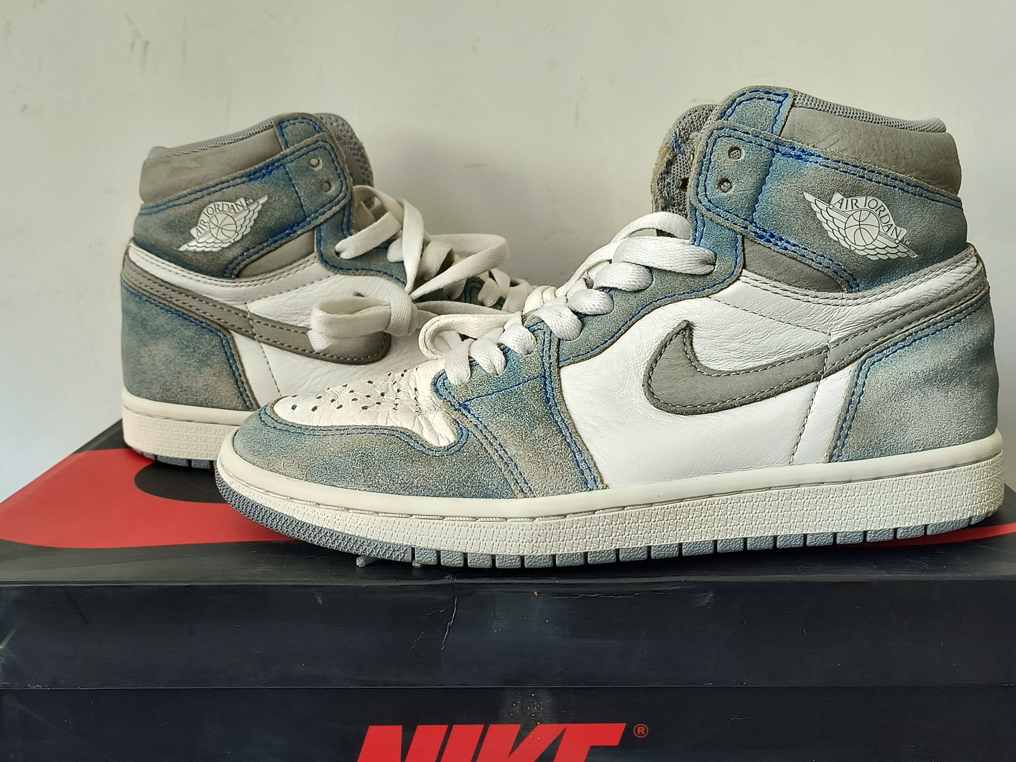 Nike Air Jordan 1 High OG "Hyper Royal"