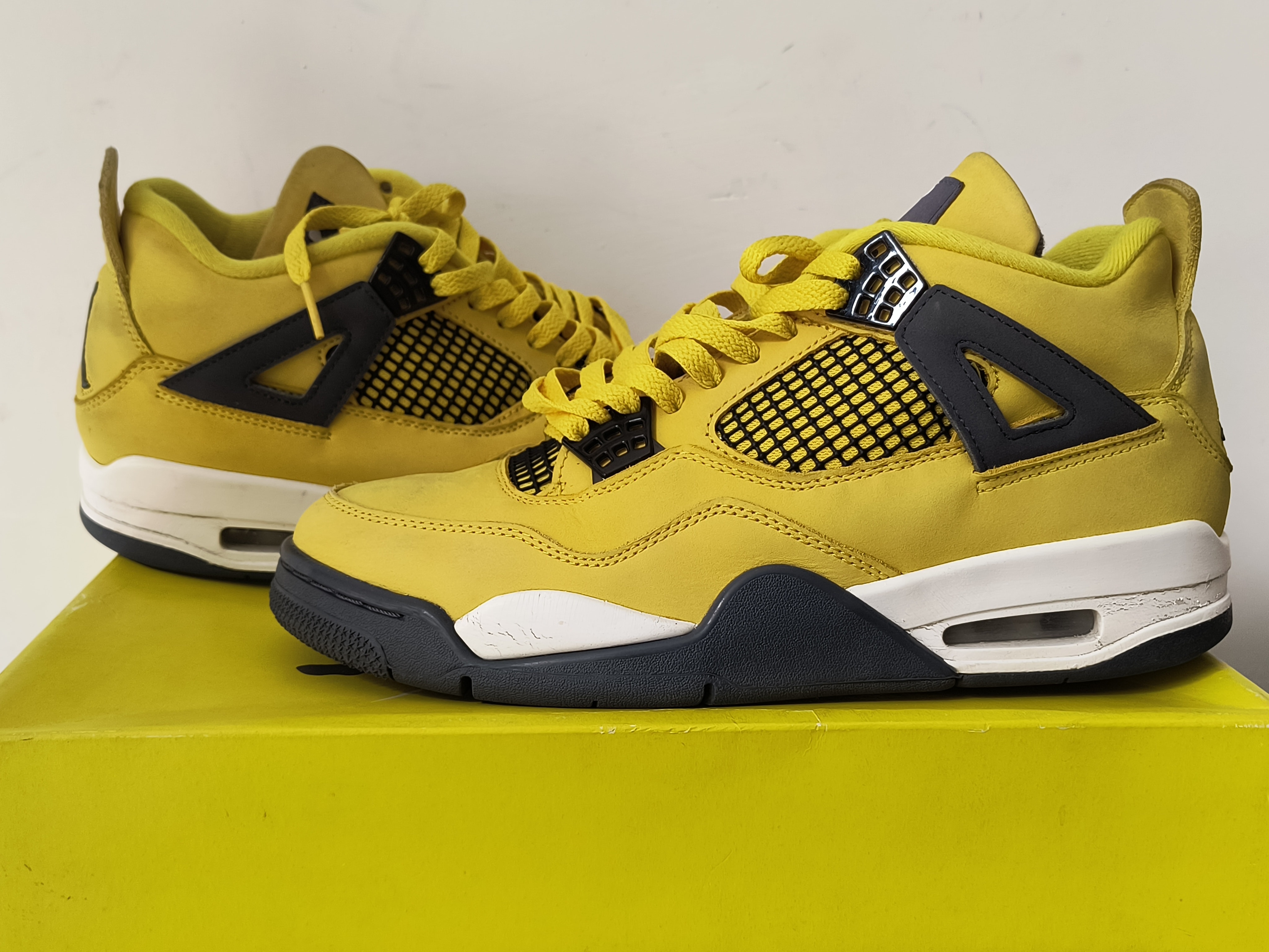 ナイキ エアジョーダン4 "ツアーイエロー"