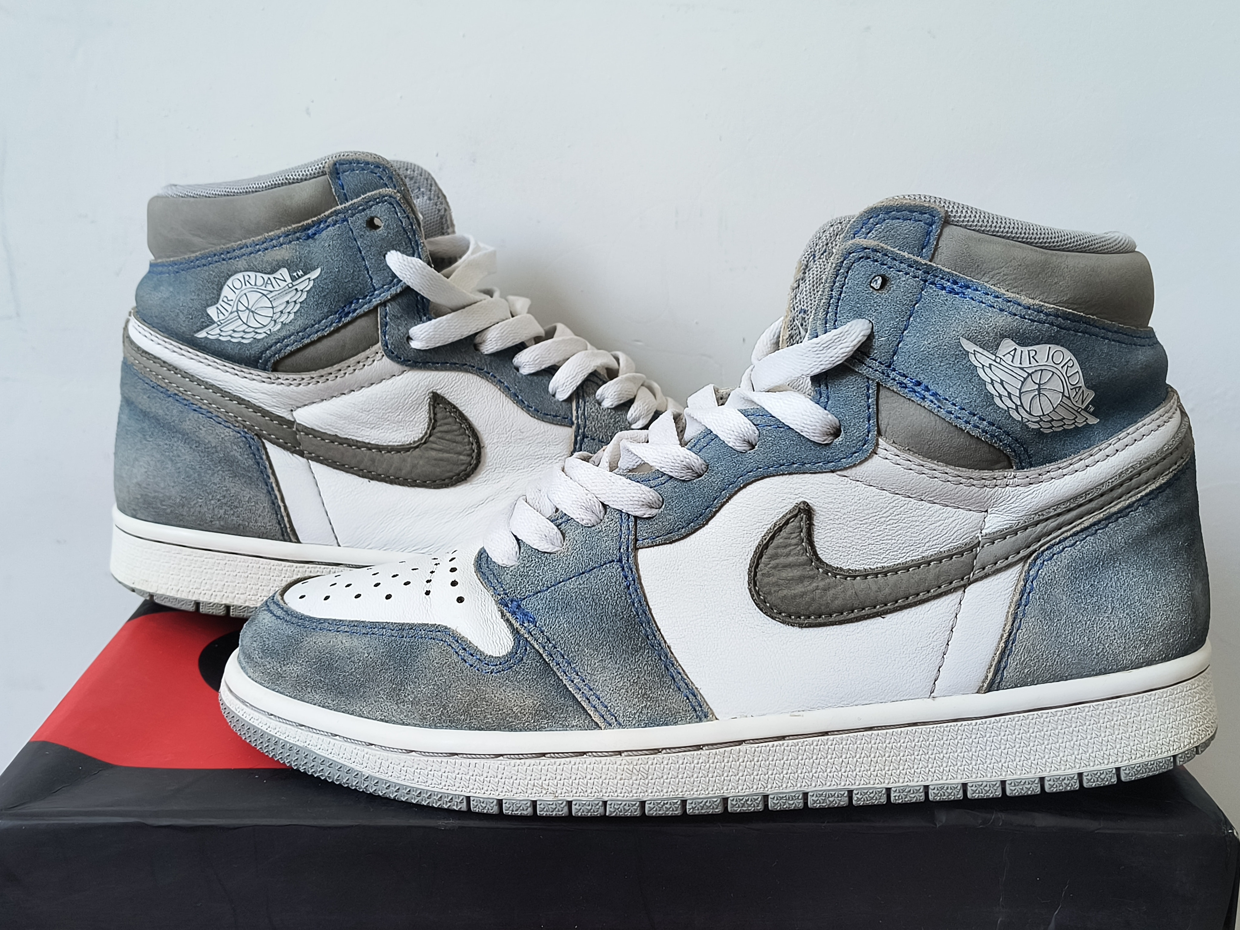 Nike Air Jordan 1 High OG "Hyper Royal"