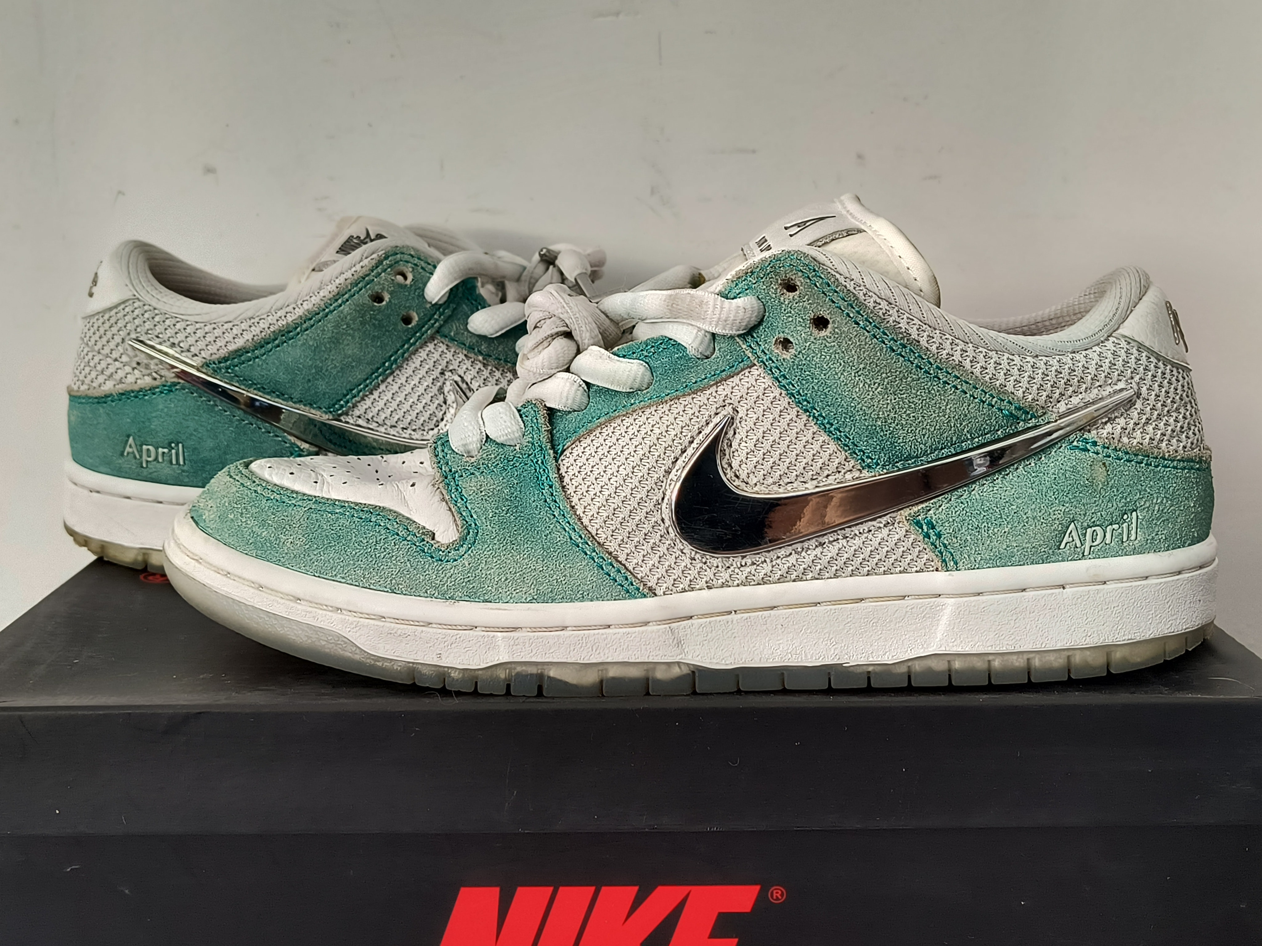 エイプリルスケートボード × ナイキ SB ダンク ロー プロ QS "ホワイト アンド マルチカラー"