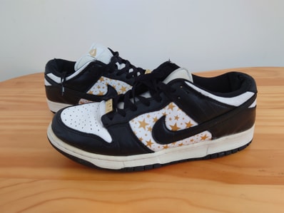 Supreme × Nike SB Dunk Low OG QS Gold Stars "White/Black"