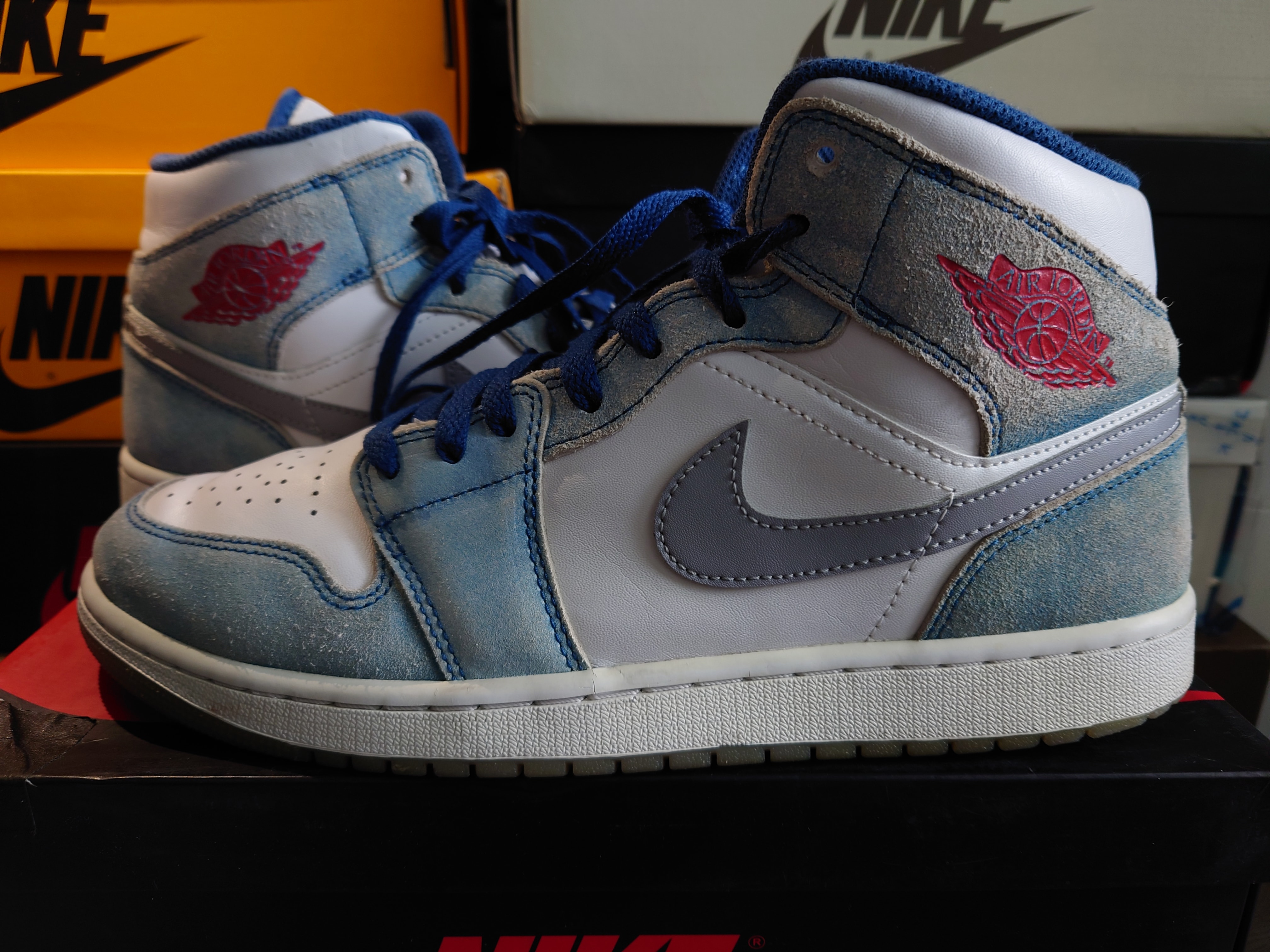 Nike Air Jordan 1 Mid SE "White/Hyper Royal/Red"
