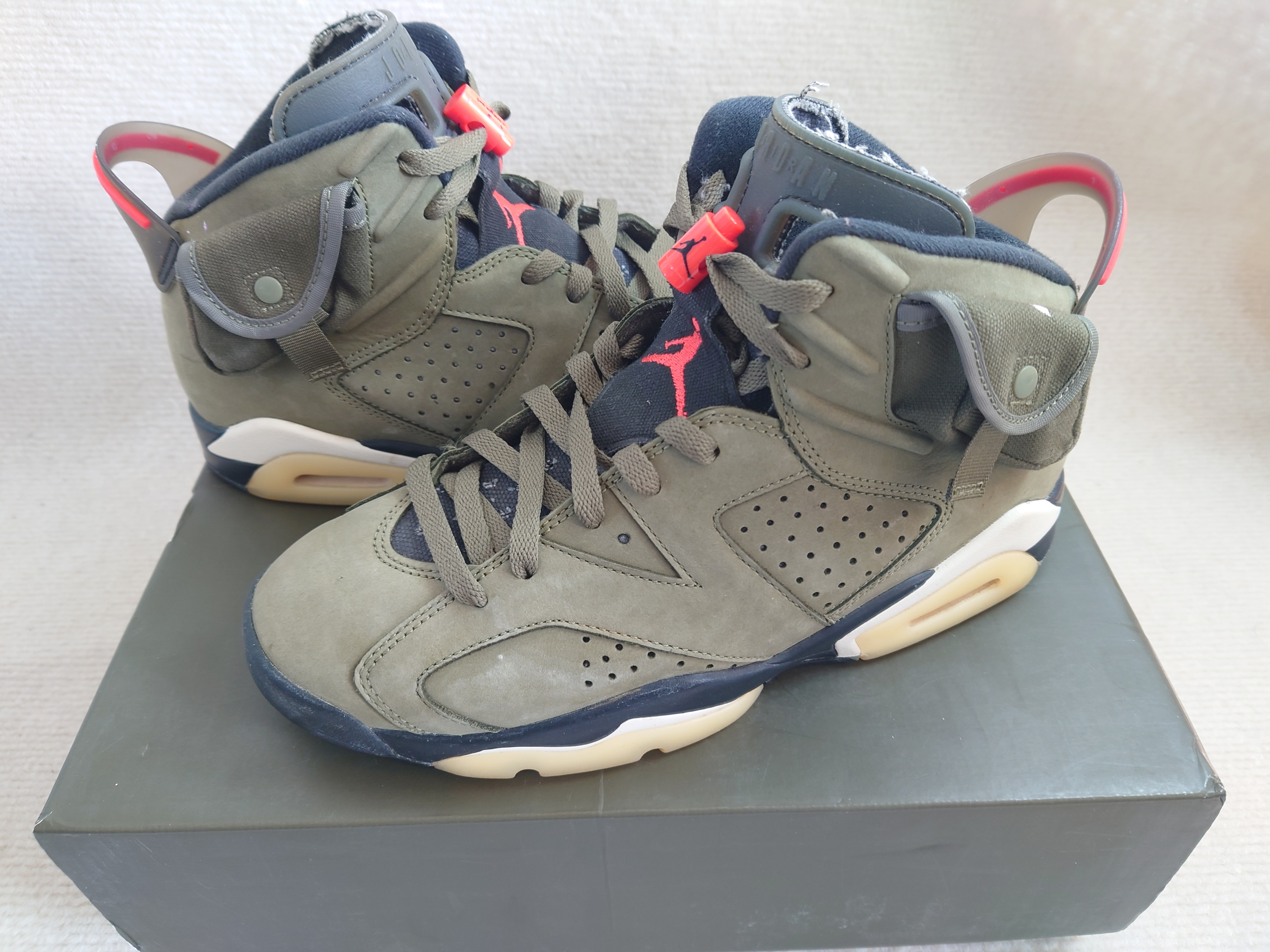 Travis Scott × Nike Air Jordan 6 Retro "Medium Olive"