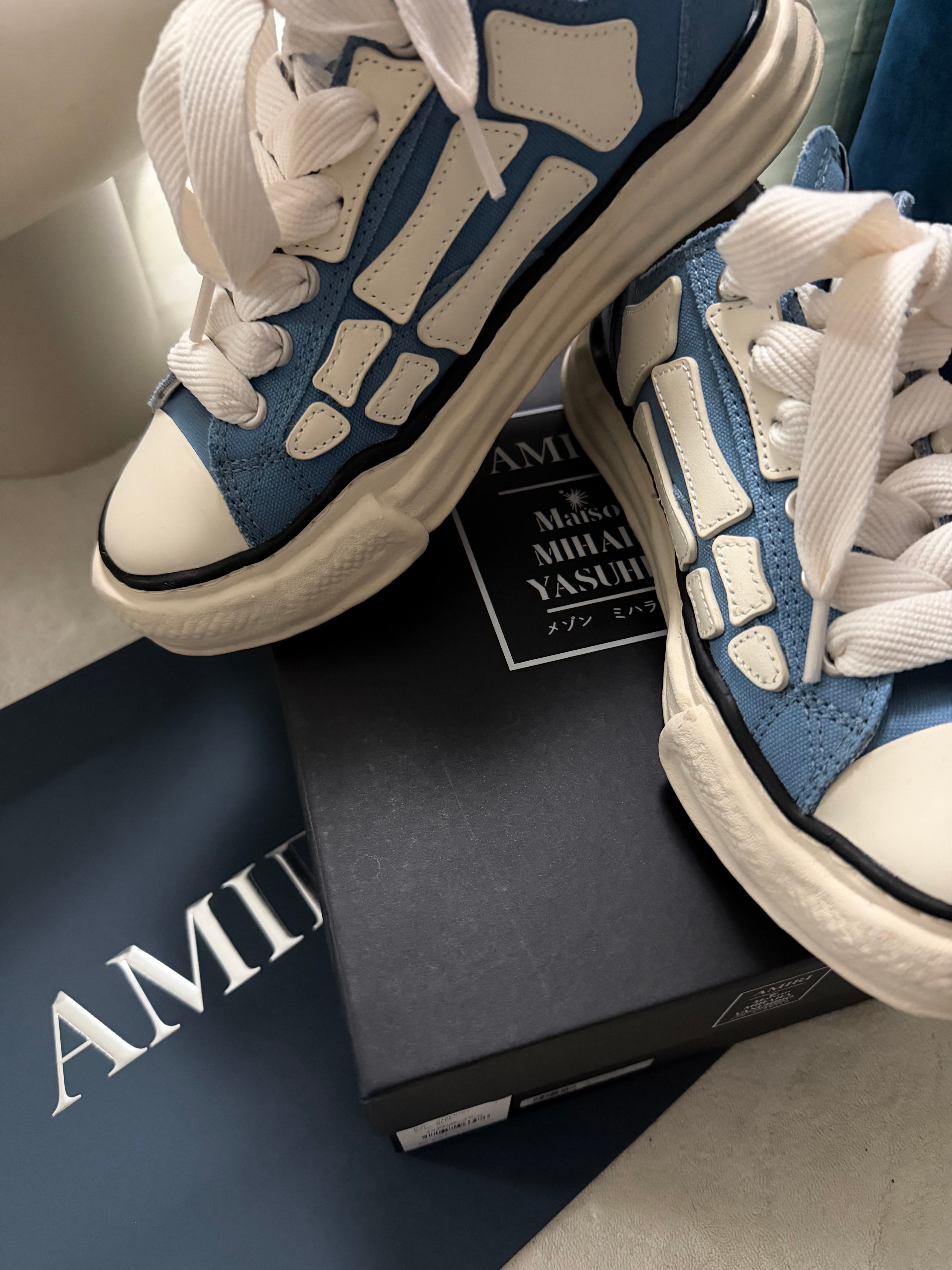 アミリ × メゾンミハラヤスヒロ ピーターソン OG ソール キャンバス ローカット スニーカー  "ボーンズ/ブルー" (C13FW701)