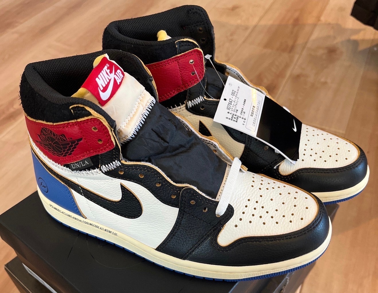 フラグメントデザイン × ユニオン × ナイキ エアジョーダン1 ハイ OG "ブラック/バーシティレッド"