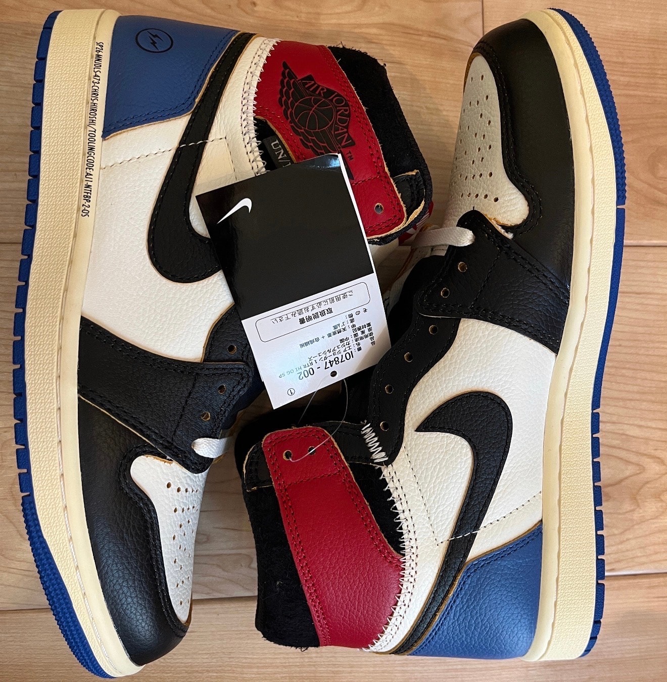 フラグメントデザイン × ユニオン × ナイキ エアジョーダン1 ハイ OG "ブラック/バーシティレッド"