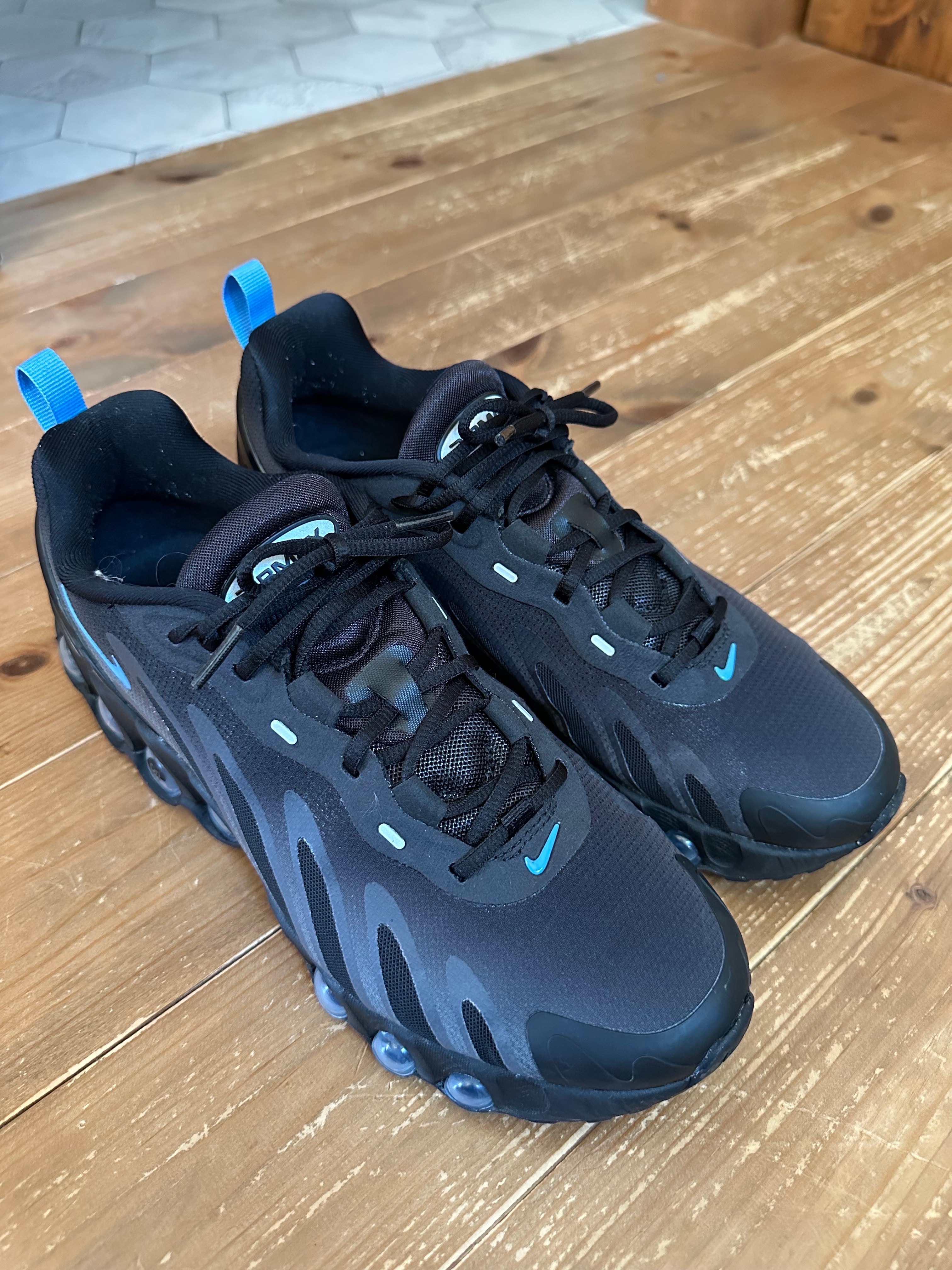 ナイキ エアマックスDN8 "ブラック/クールグレー/ウルフグレー/ユニバーシティブルー"