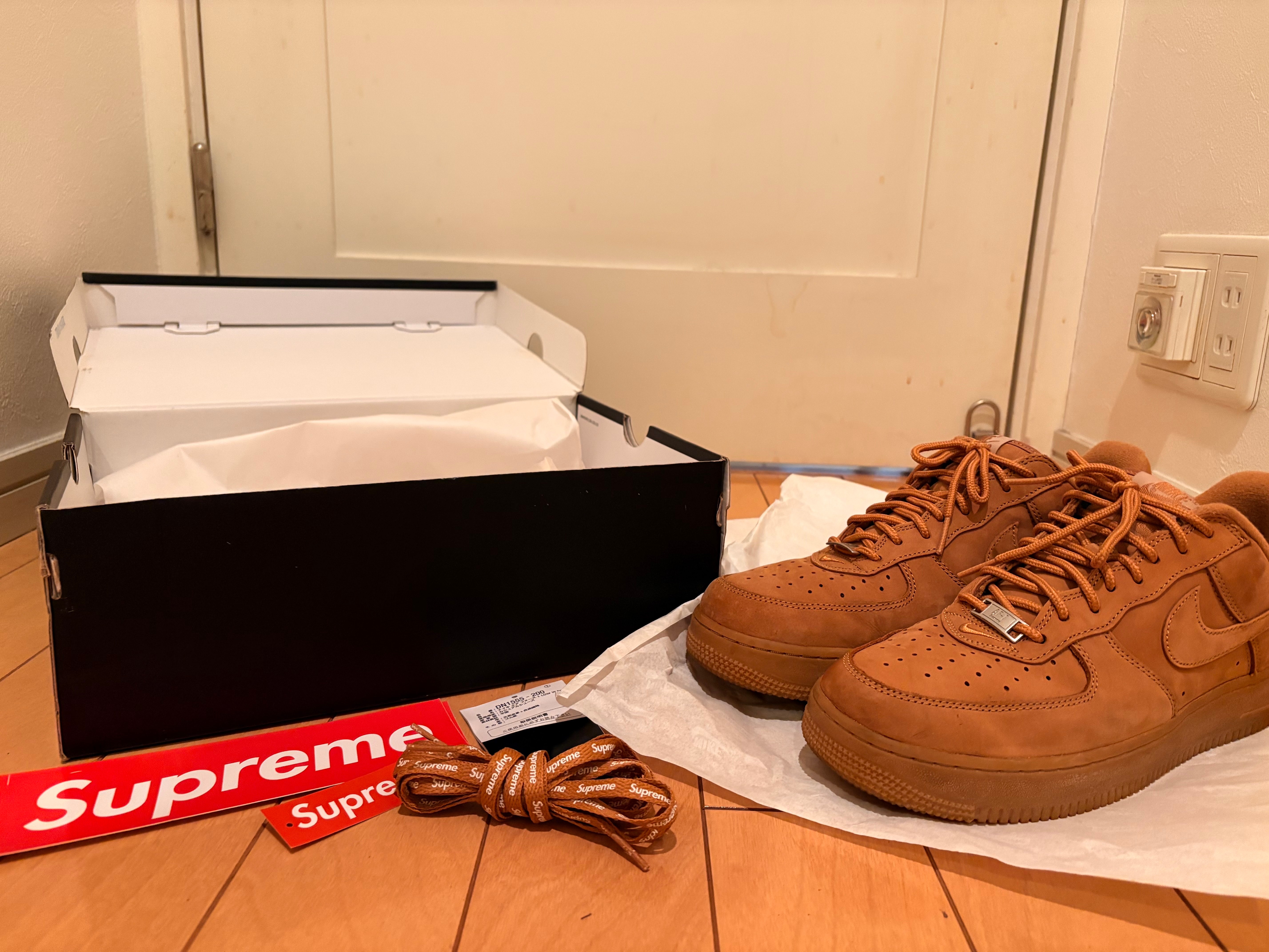 シュプリーム × ナイキ エアフォース 1 ロー "フラックス/ウィート"