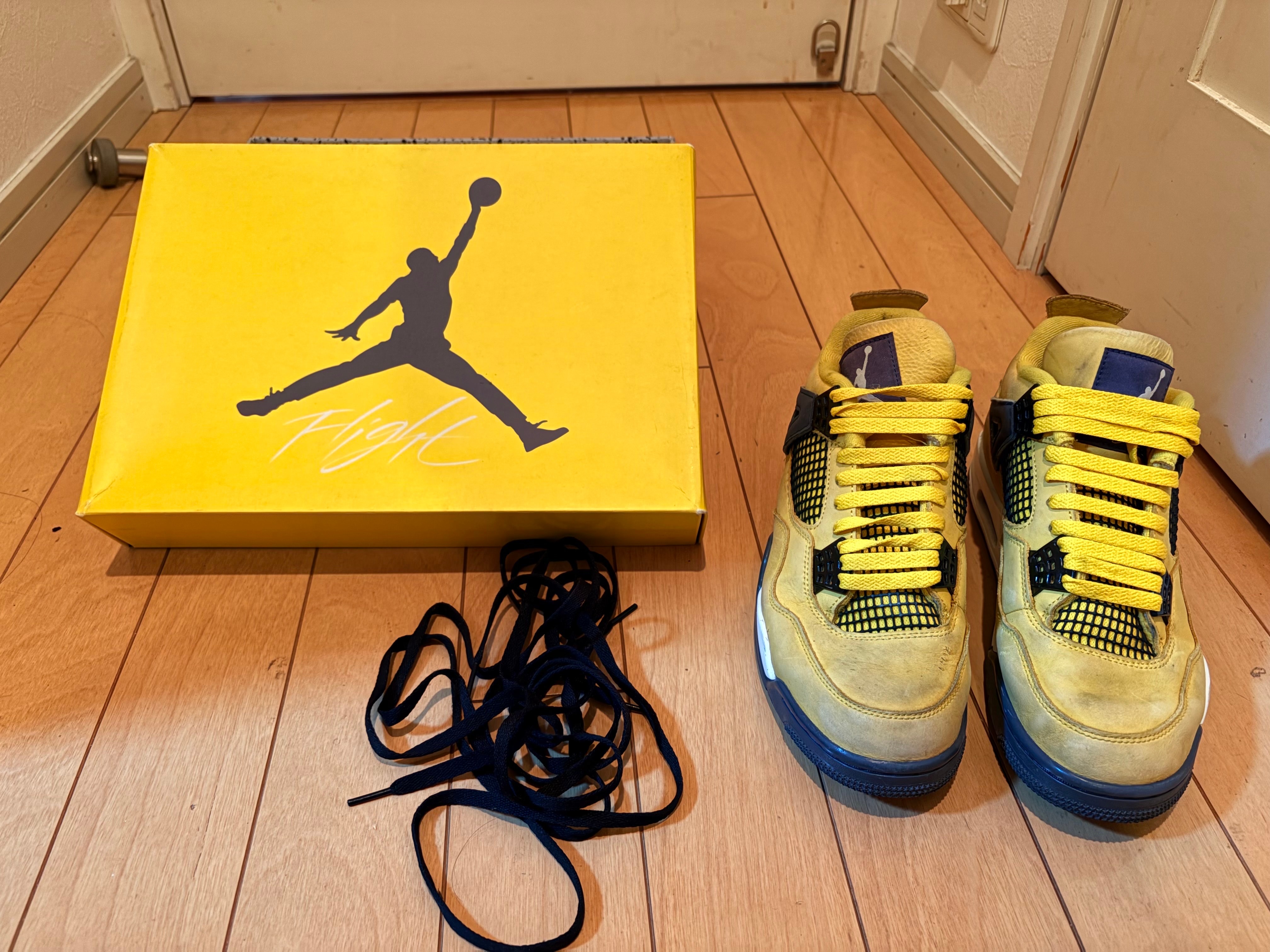 ナイキ エアジョーダン4 "ツアーイエロー"