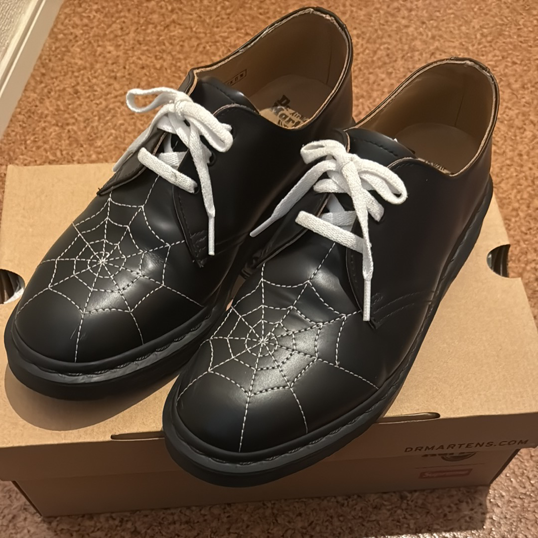 シュプリーム × ドクターマーチン スパイダーウェブ 3アイ シューズ "ブラック"