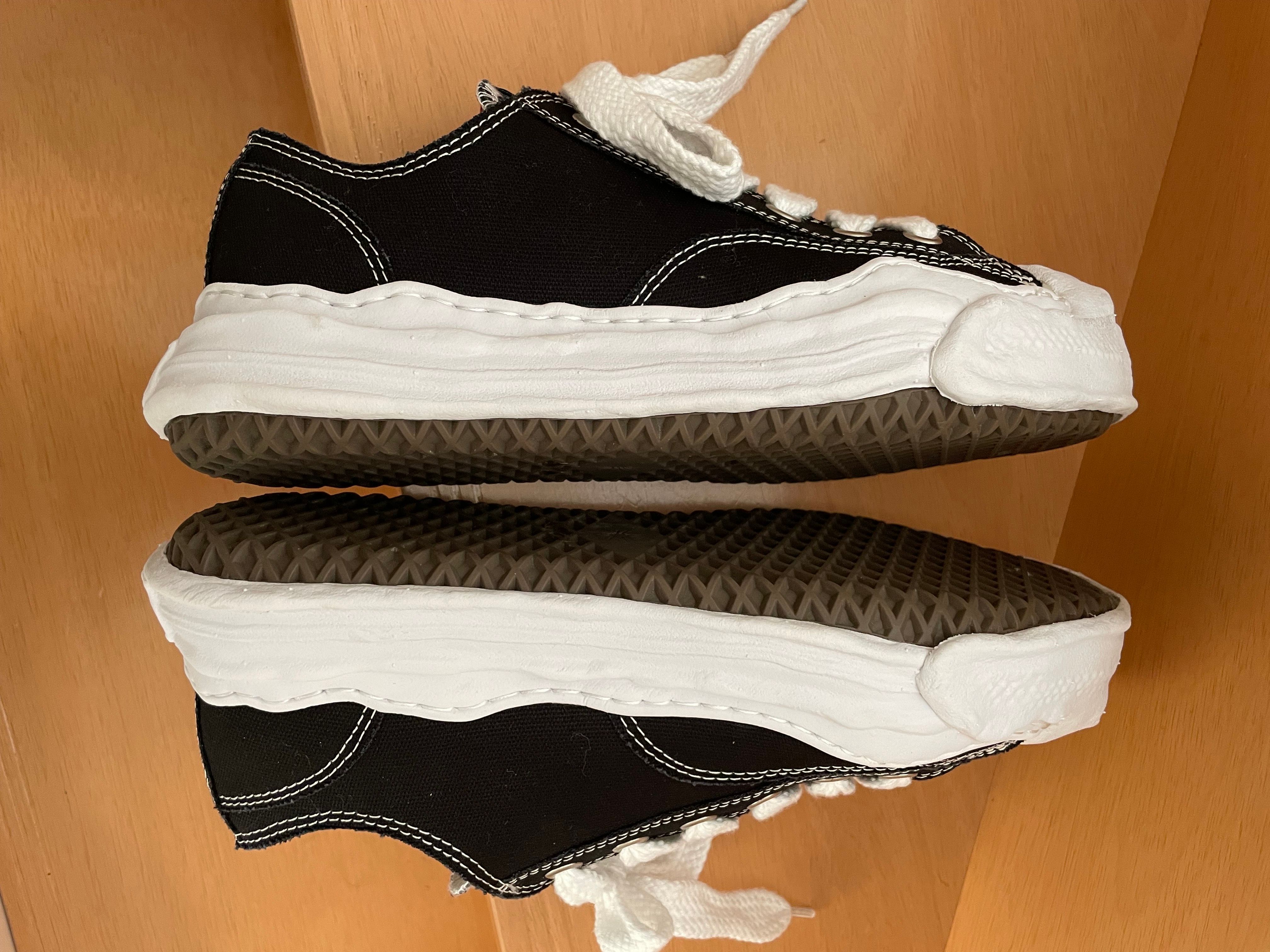 メゾンミハラヤスヒロ ハンク OG ソール キャンバス ロートップ スニーカー "ブラック" (A05FW702)