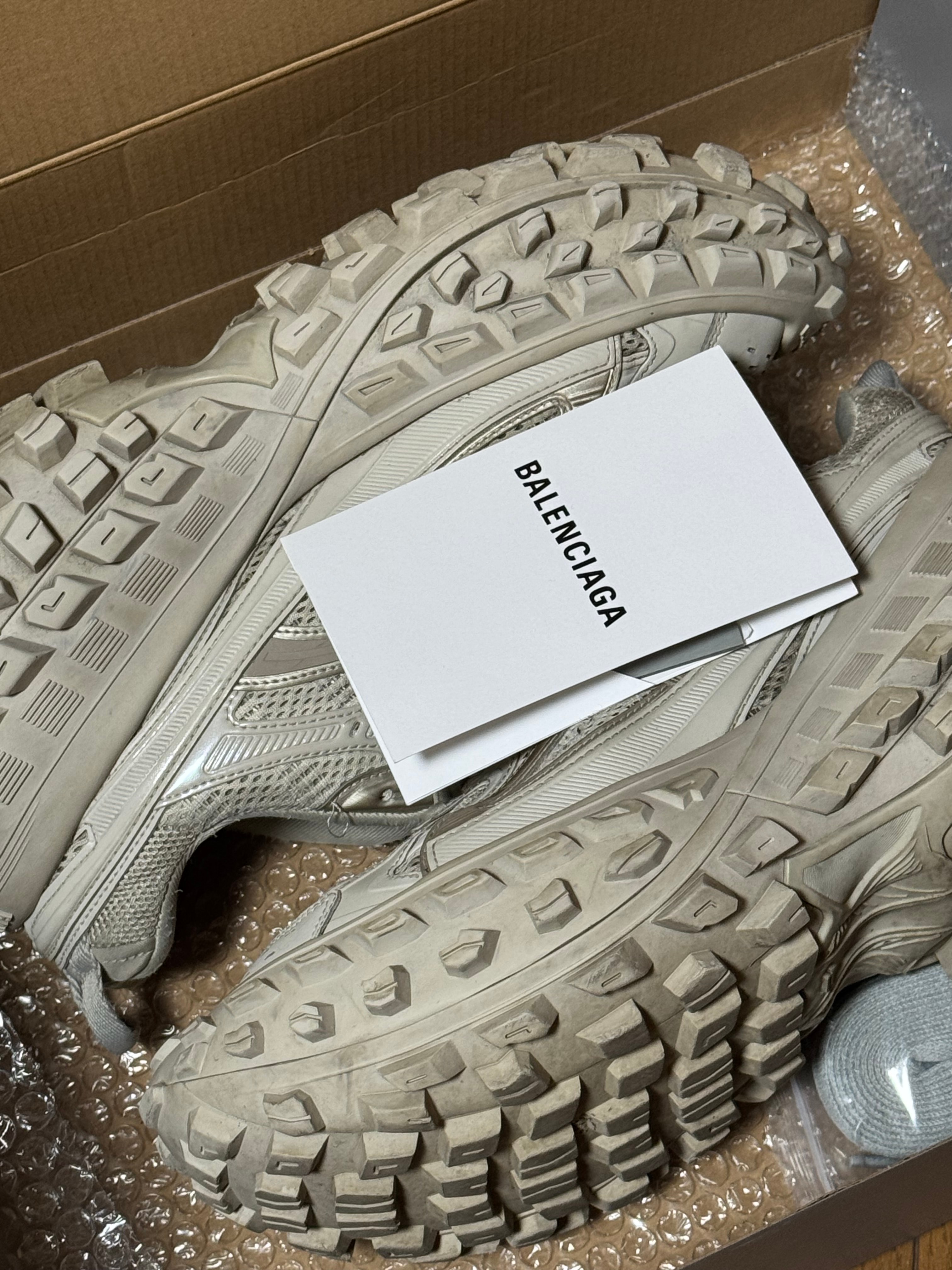 バレンシアガ バウンサー (ディフェンダー) スニーカー "ベージュ"