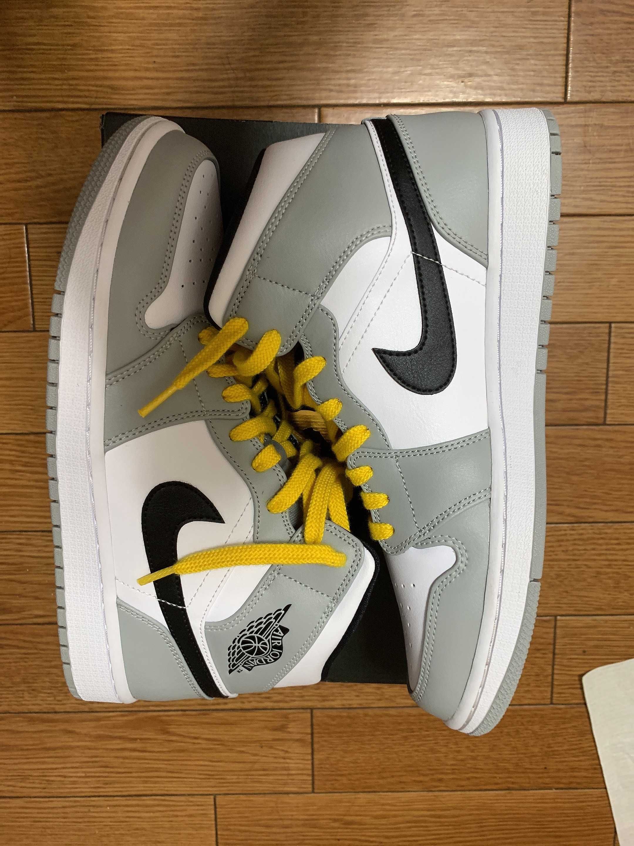 Nike Air Jordan 1 Mid "Light Smoke Grey/White/Black"